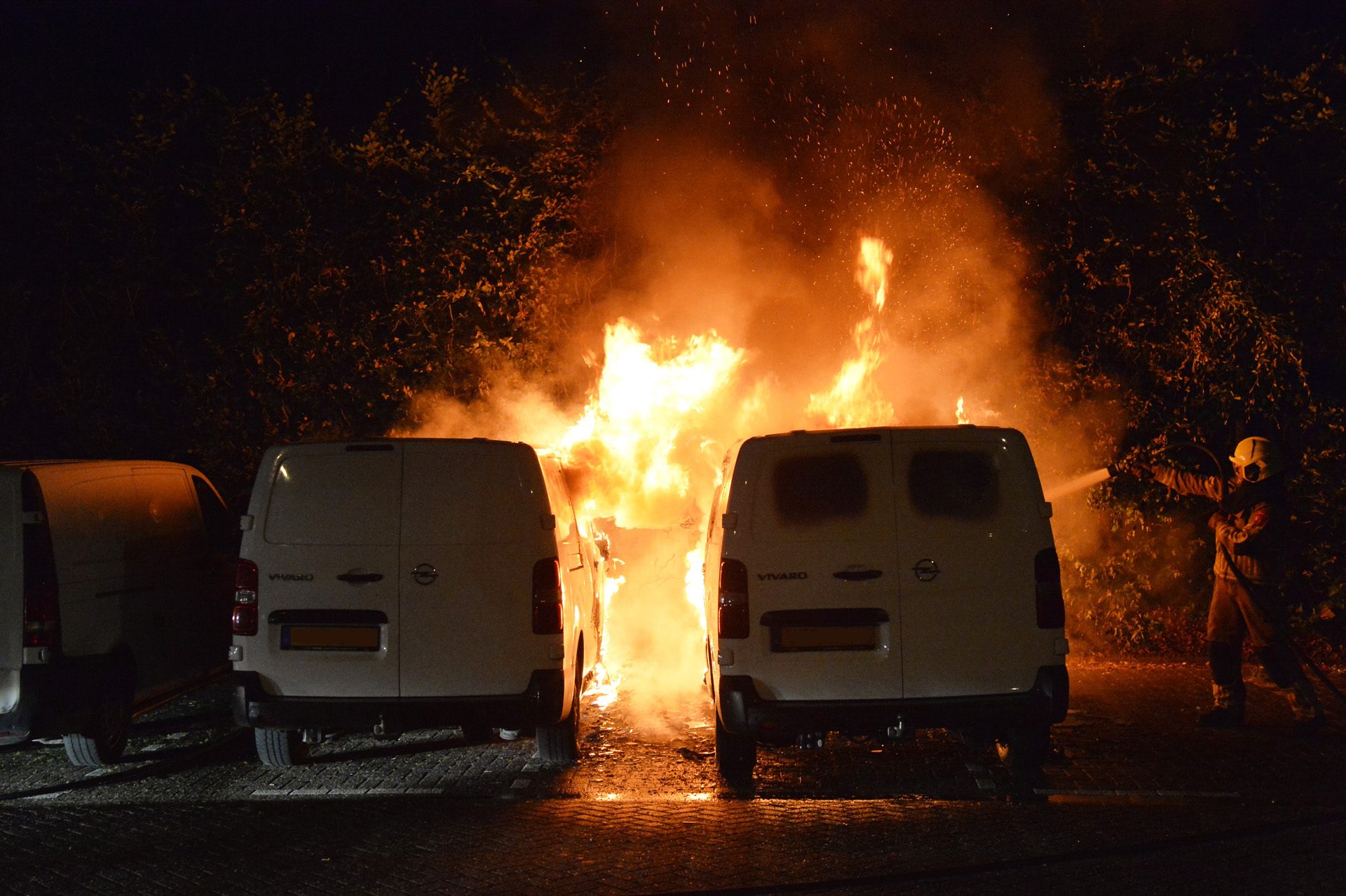 Twee bestelwagens uitgebrand in Breda