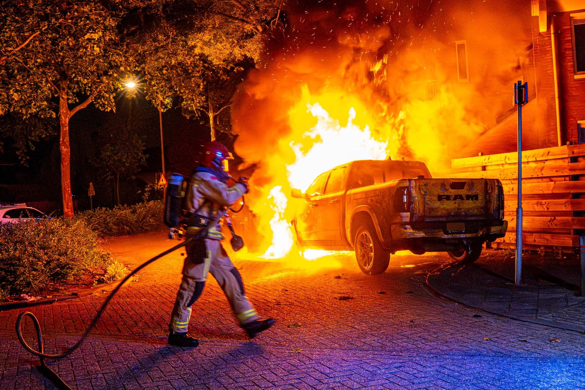 Opnieuw auto in lichterlaaie in woonwijk Helmond