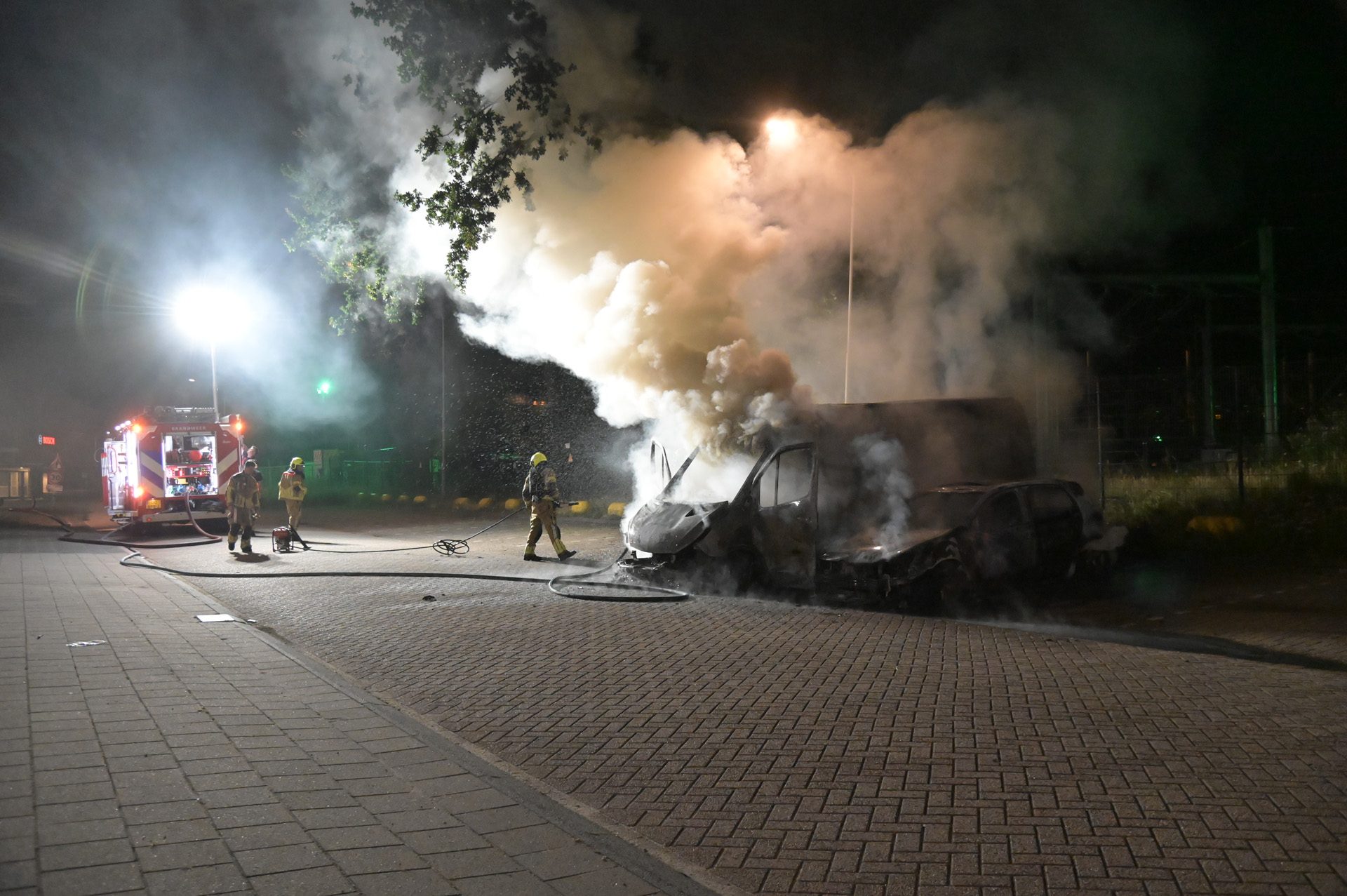 Auto en bestelbus uitgebrand, politie onderzoekt brandstichting