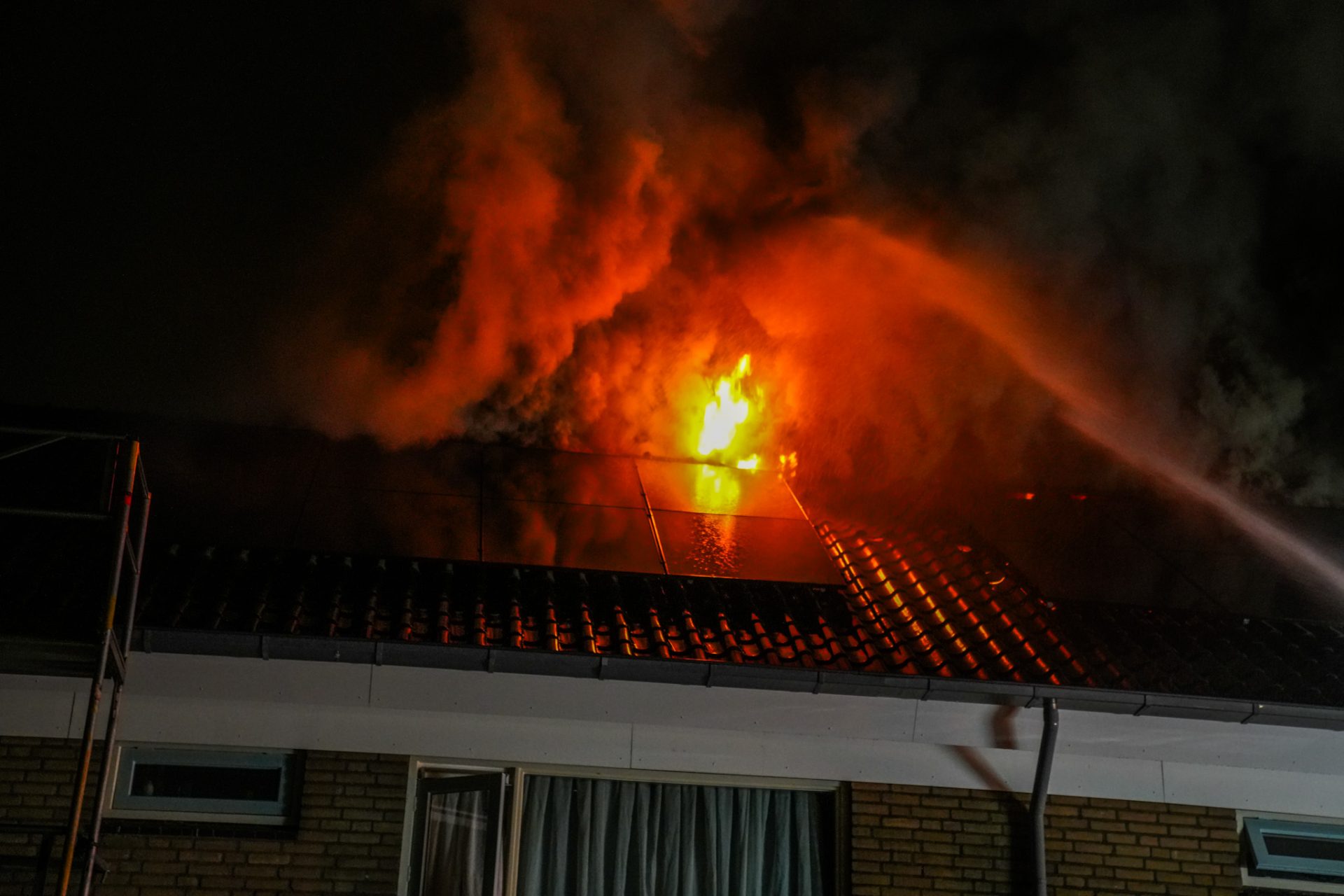 Twee woningen verwoest tijdens grote brand door blikseminslag