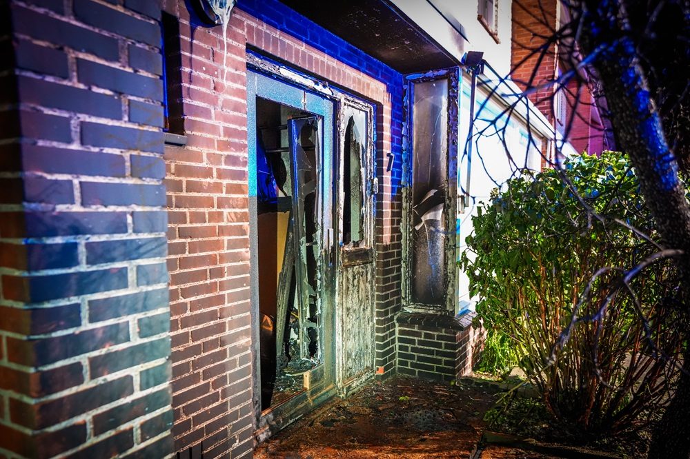 Explosie verwoest voordeur van woning, politie doet onderzoek
