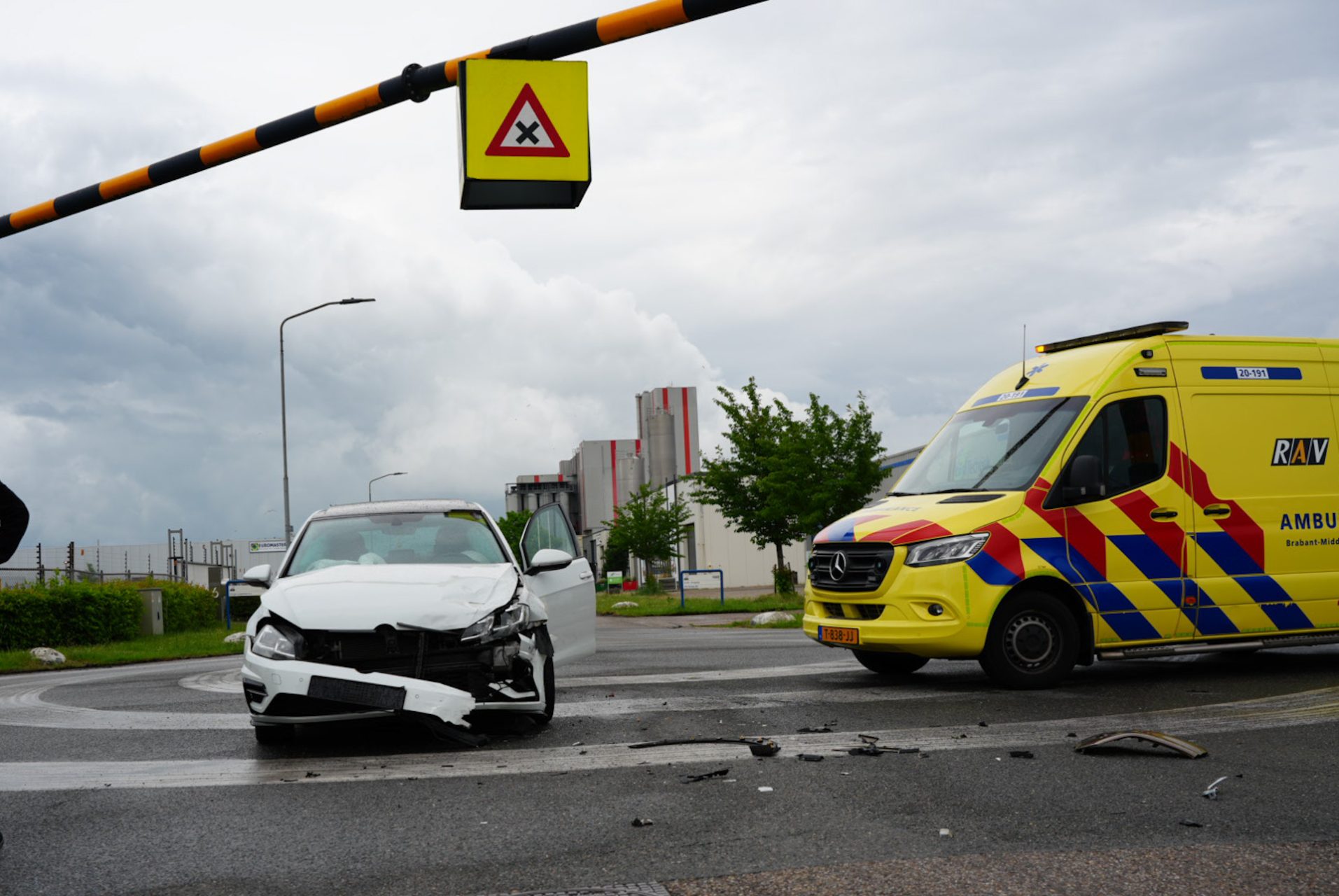 Opnieuw botsing op beruchte kruising in Waalwijk