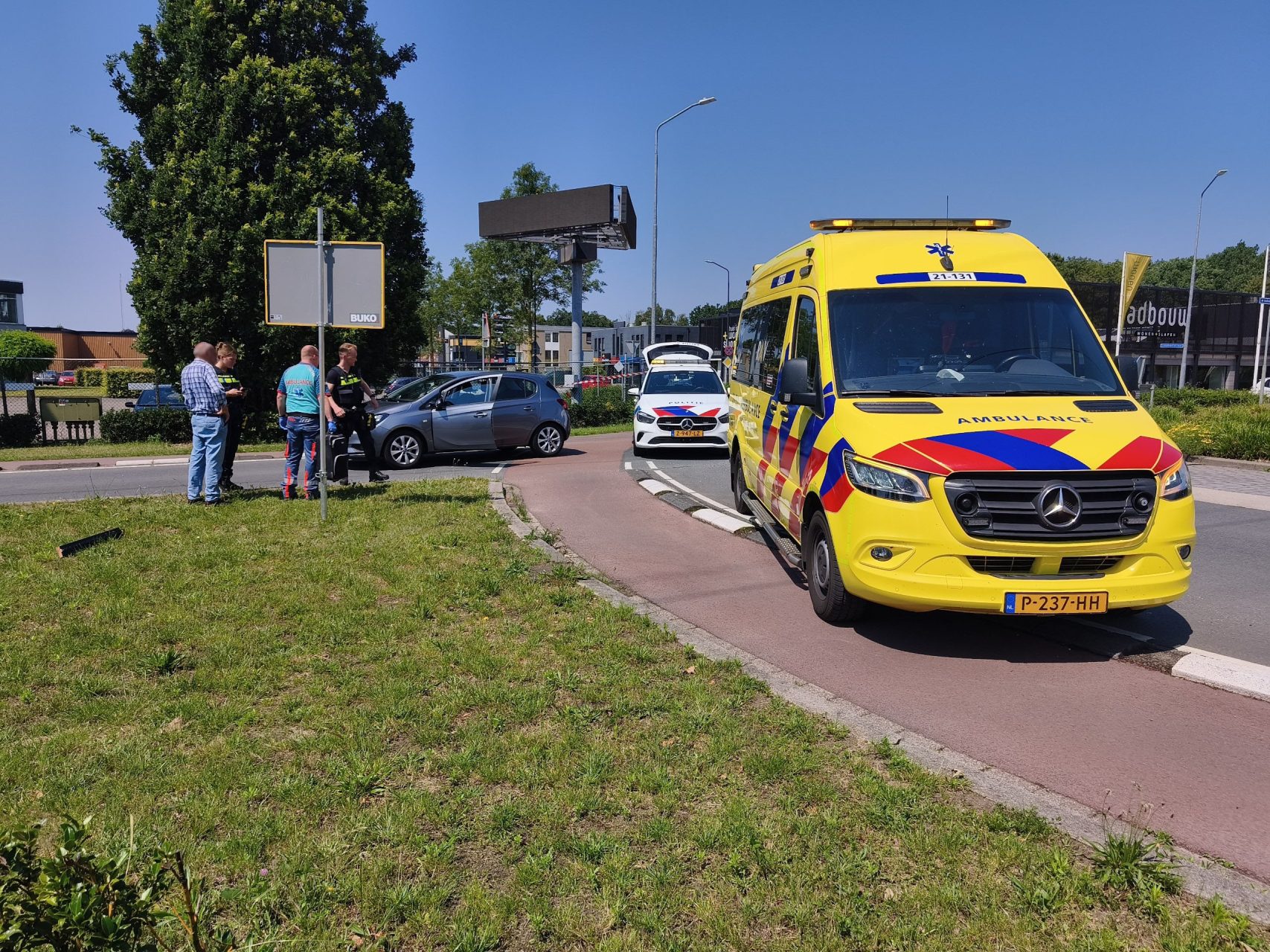 Voetganger naar ziekenhuis na aanrijding met auto