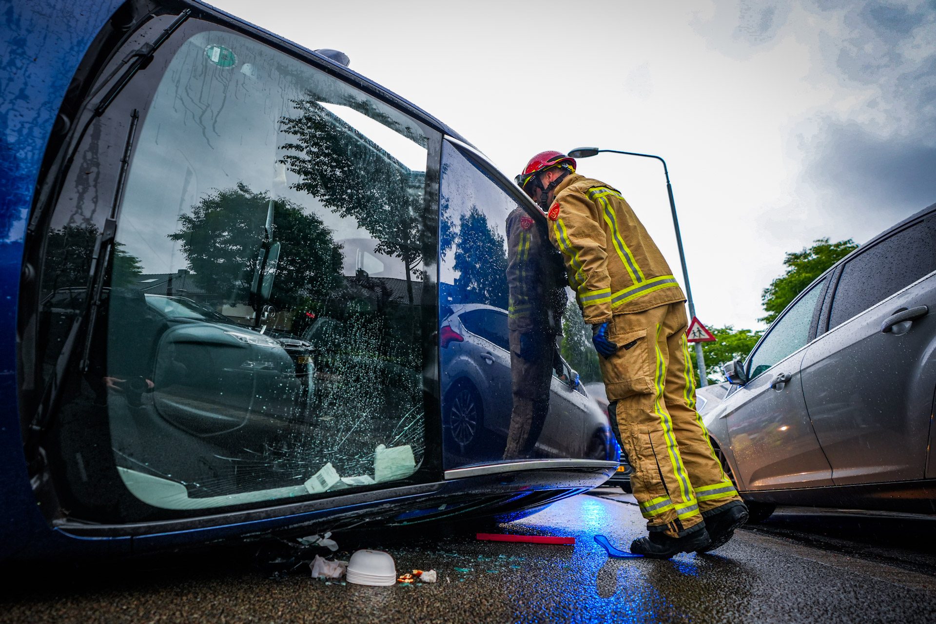 Dronken bestuurster botst op geparkeerde auto’s en belandt op zijkant