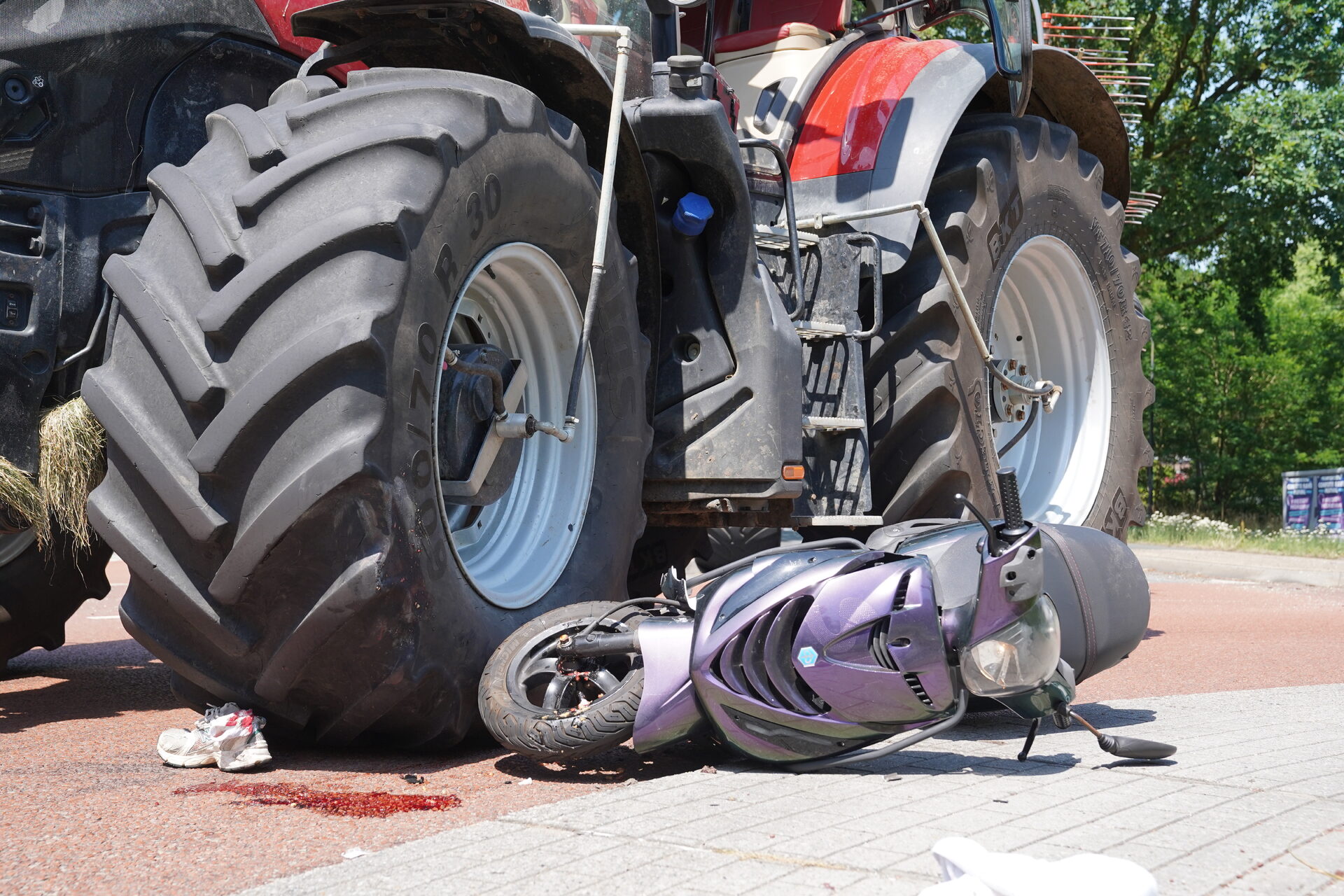Vrouw op scooter ernstig gewond na botsing met tractor in Rosmalen