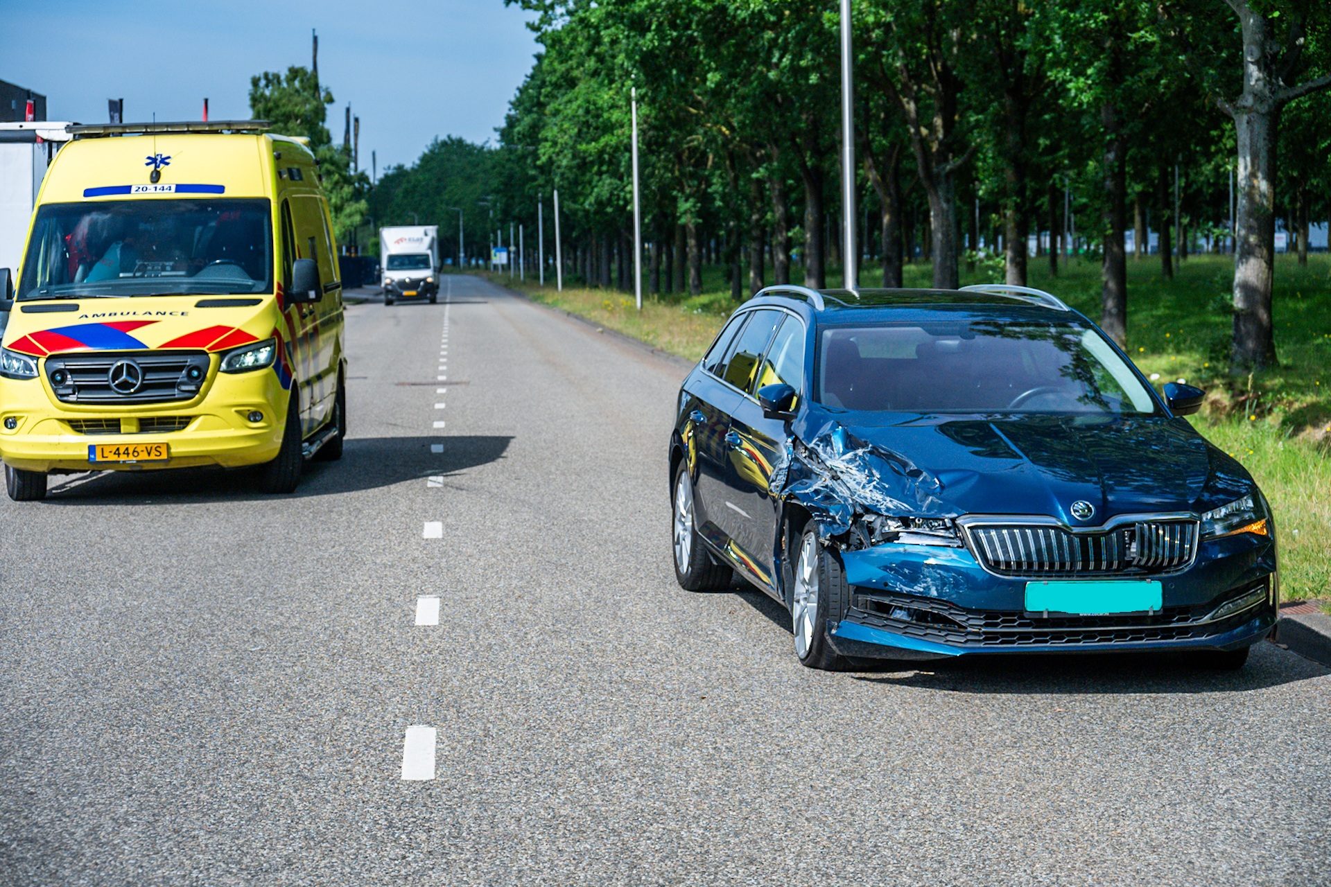 Auto botst tegen bakwagen, weg dicht voor verkeer