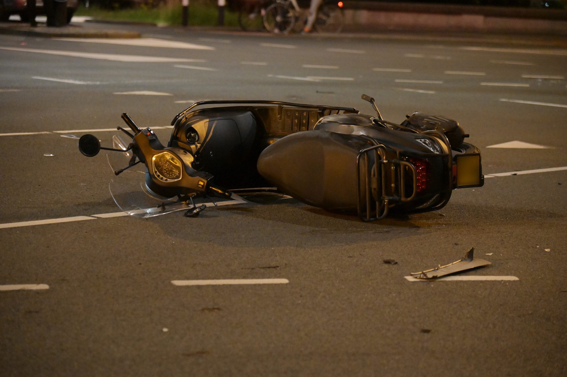 Scooter geschept door auto in Breda, twee zwaargewonden