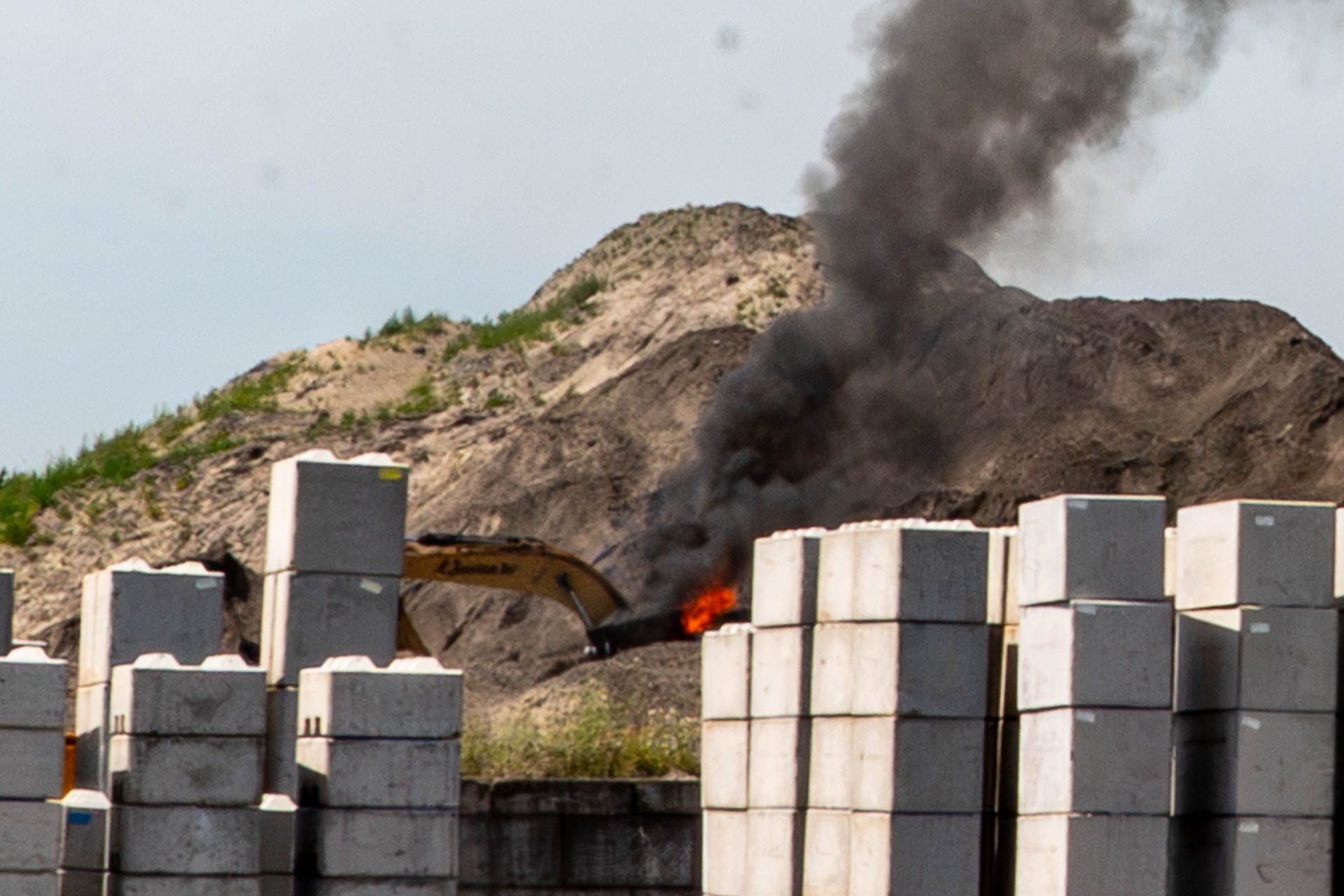 Loader in brand bij bedrijf in Helmond