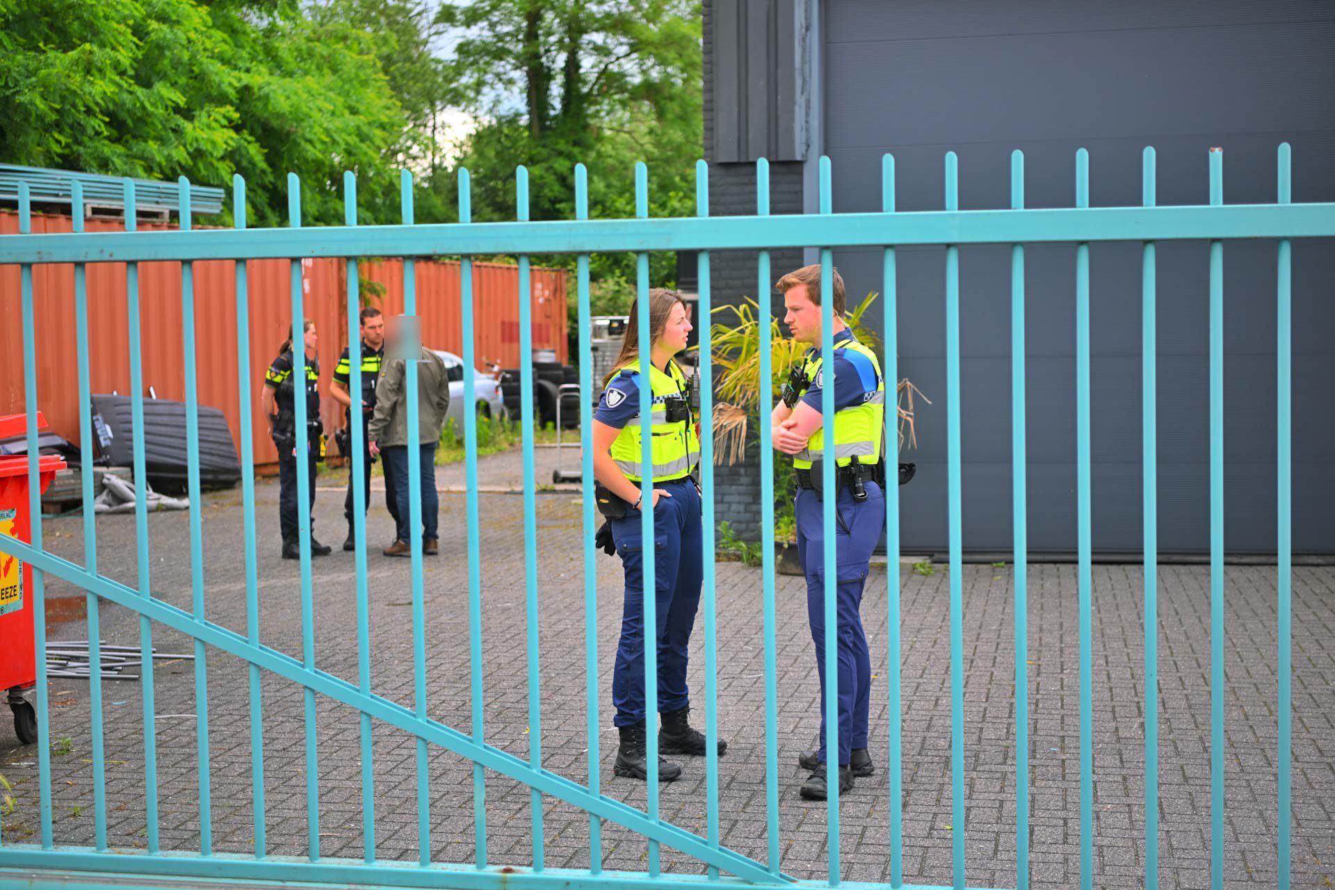 Duizenden liters ammoniak aangetroffen in zeecontainer op bedrijventerrein