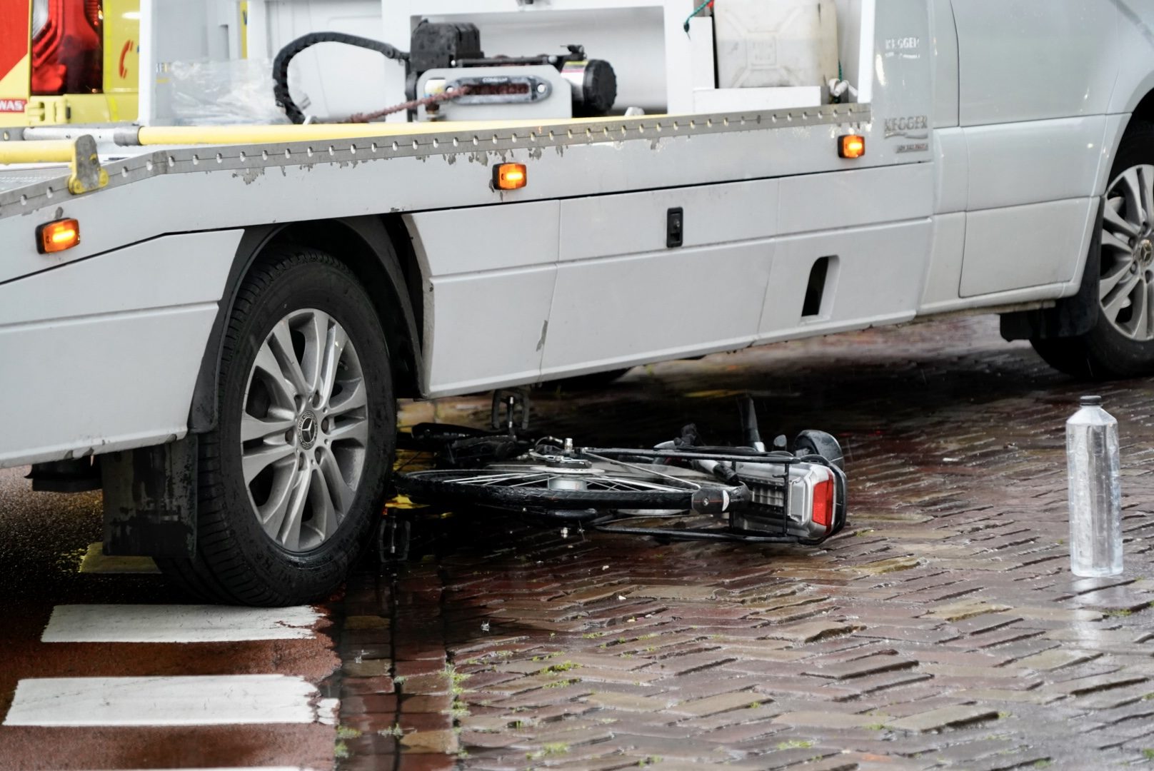 Fietser gewond na aanrijding met autotransporter