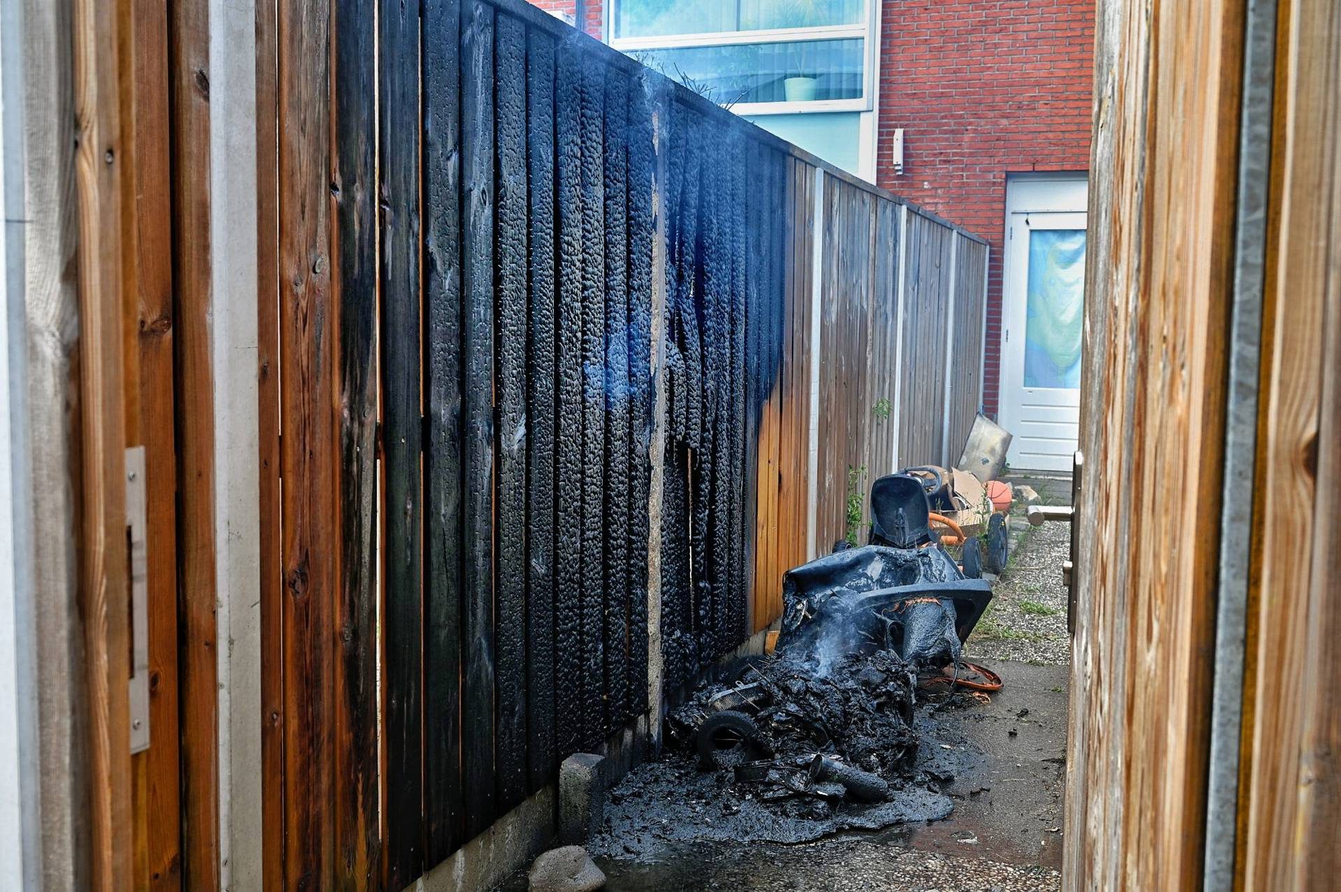 Containerbrand slaat over naar schutting en schuur in Tilburg