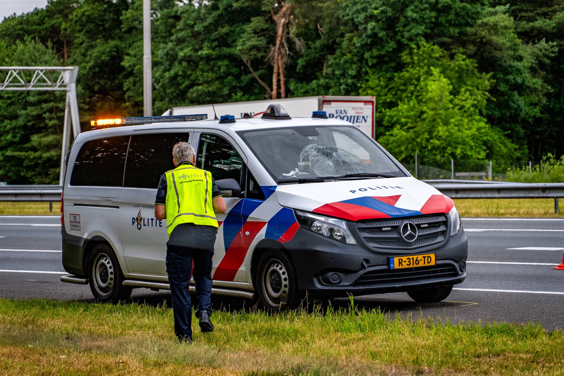 Politiewagen komt in botsing met voetganger op snelweg