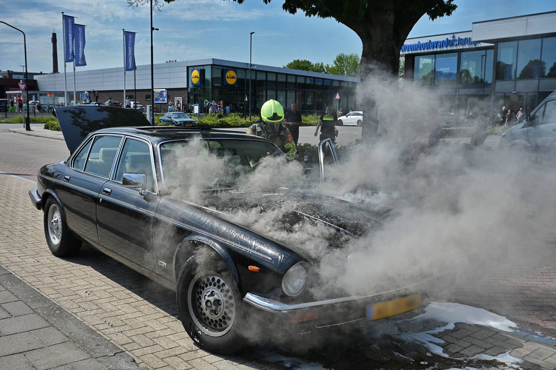 Auto zwaar beschadigd door brand onder motorkap Oisterwijk