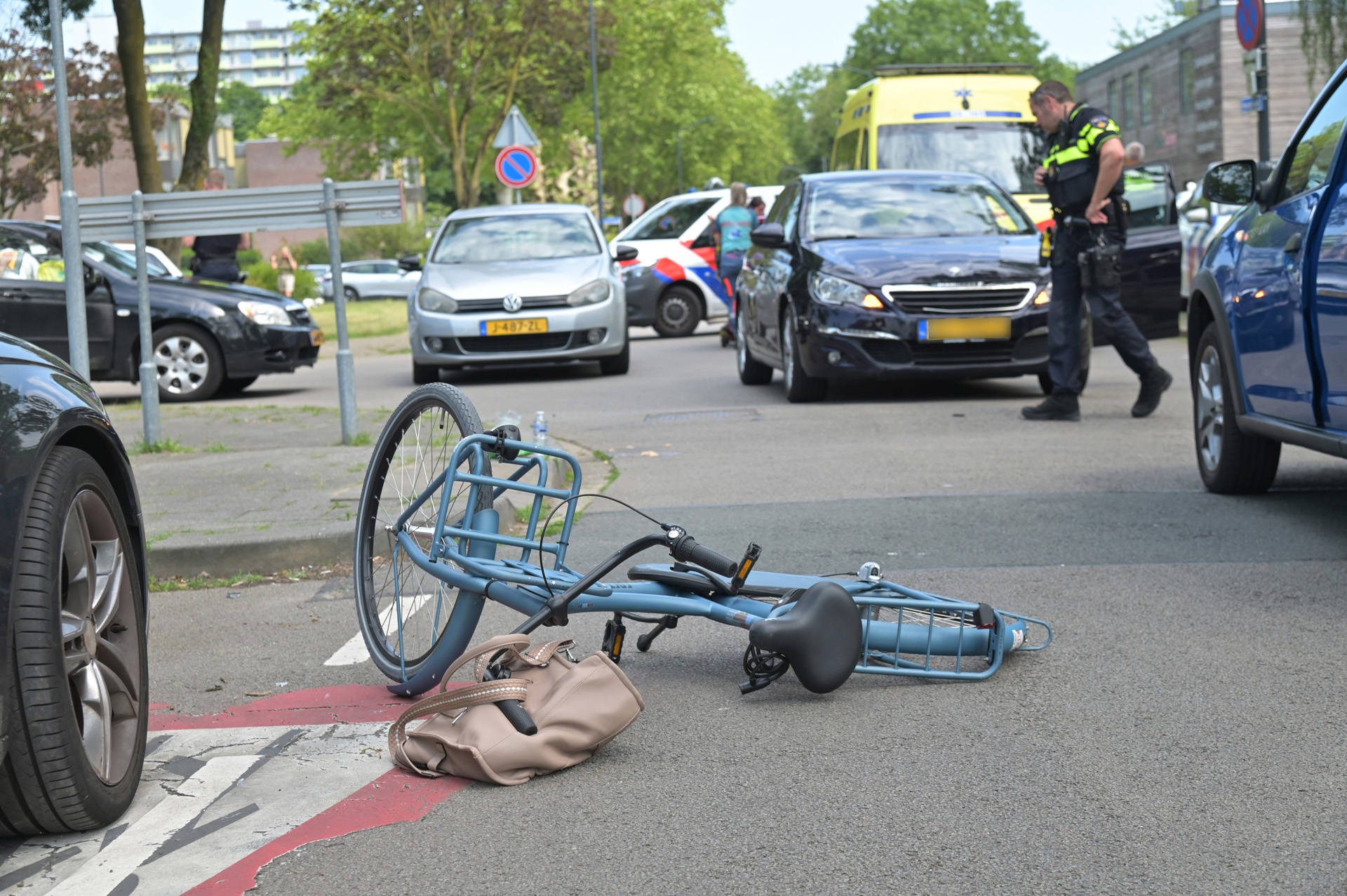 Fietsster gewond na aanrijding met auto in Breda