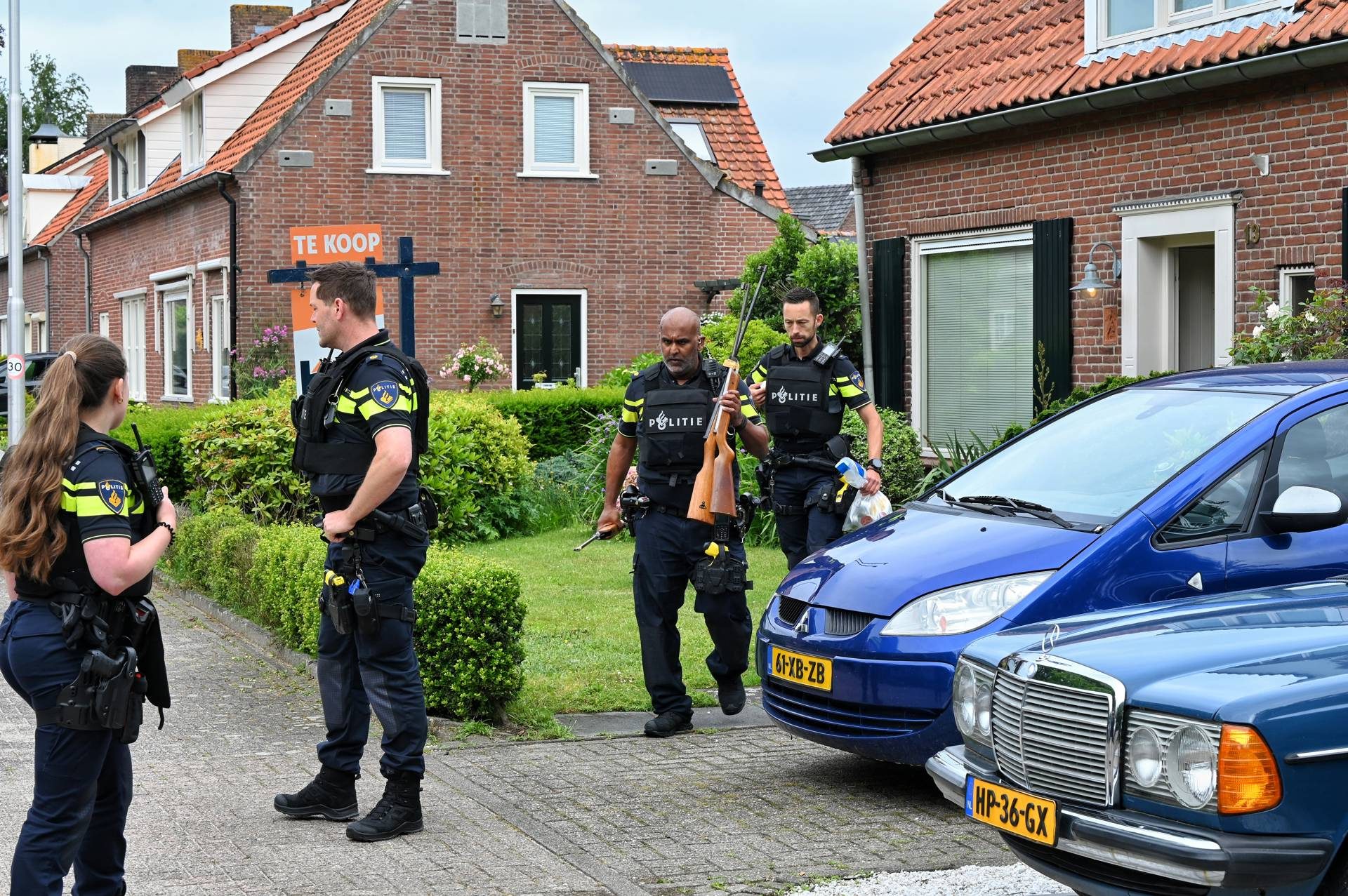 Man gewond bij schietincident, agenten vallen huis binnen