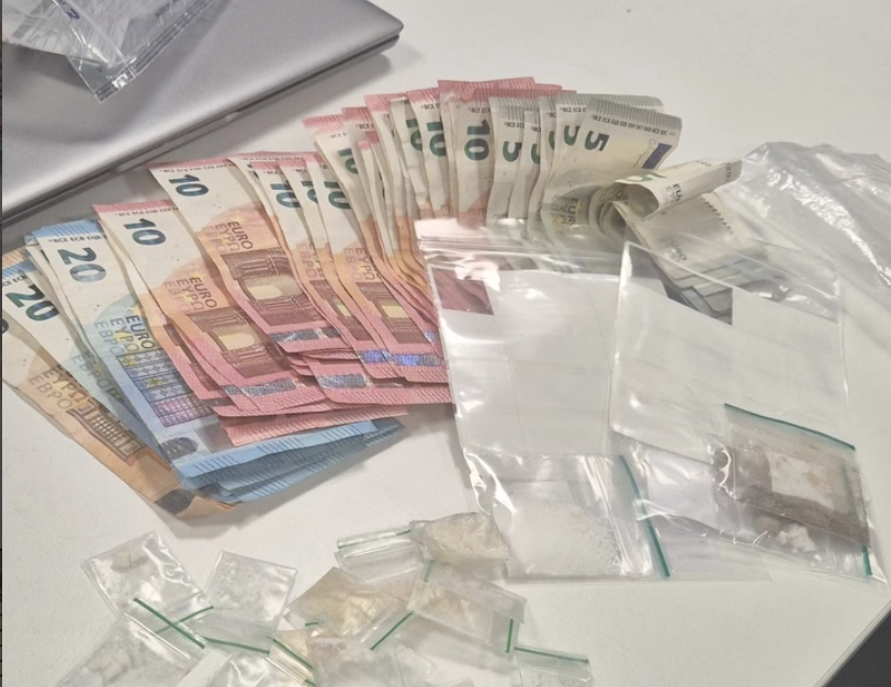 Drugs, wapens en veel cash gevonden in auto tijdens verkeerscontrole