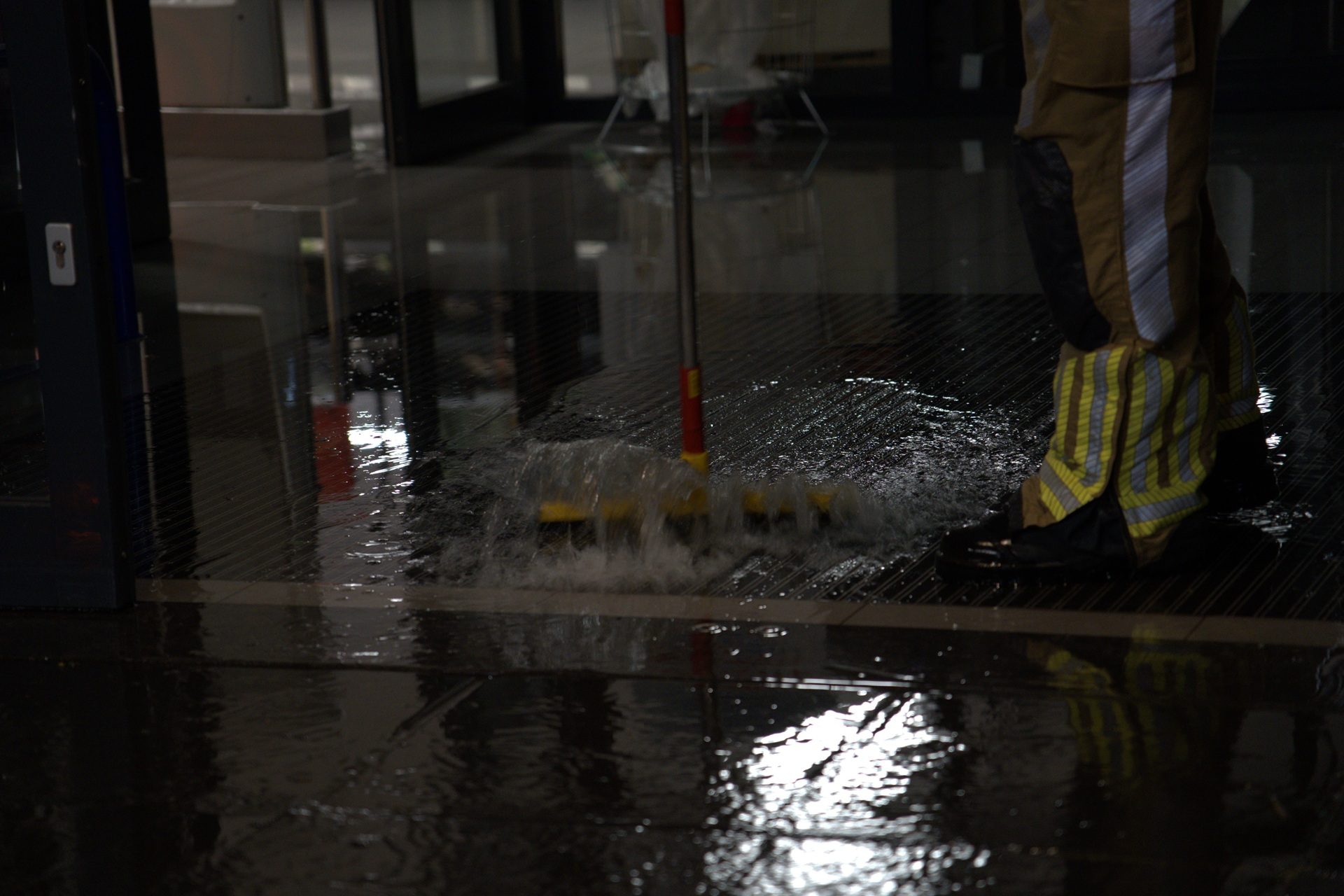 Supermarkt loopt onder water door gesprongen leiding in Oosterhout