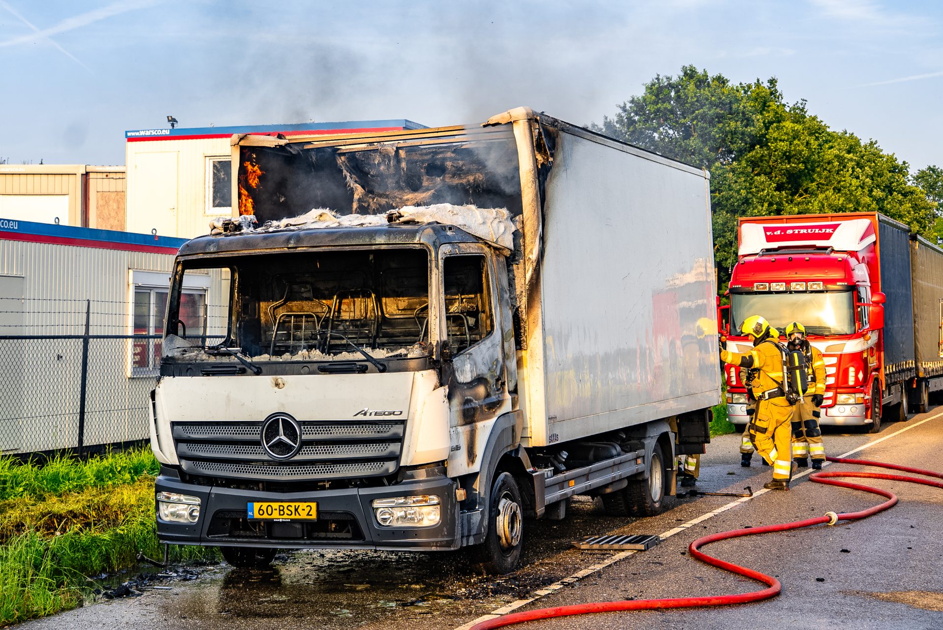 Vrachtwagen volledig uitgebrand op industrieterrein