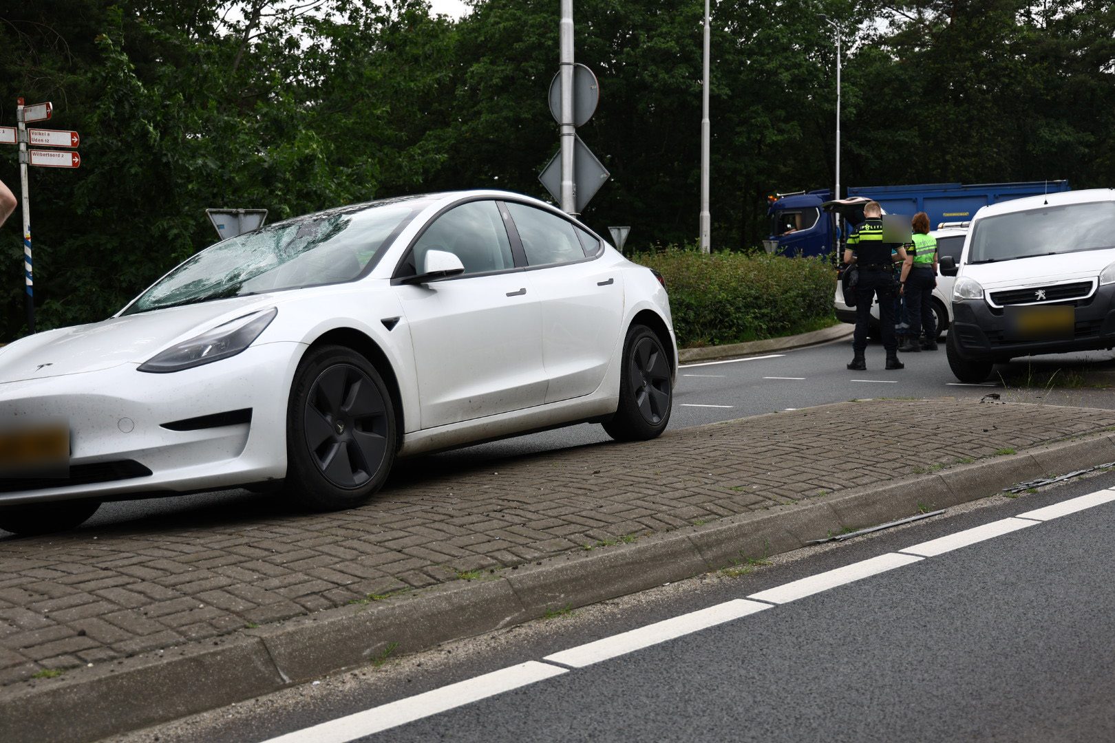 Fietser ernstig gewond na aanrijding op rotonde