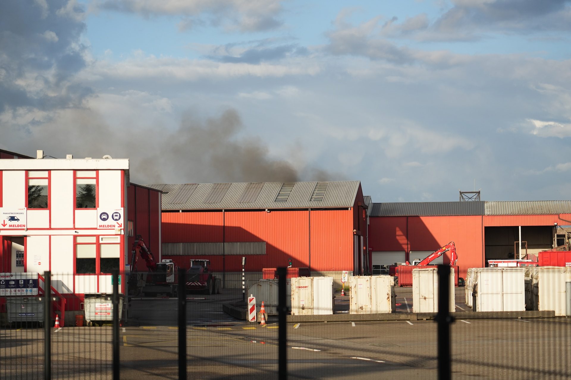 Brand in loods van recyclingbedrijf