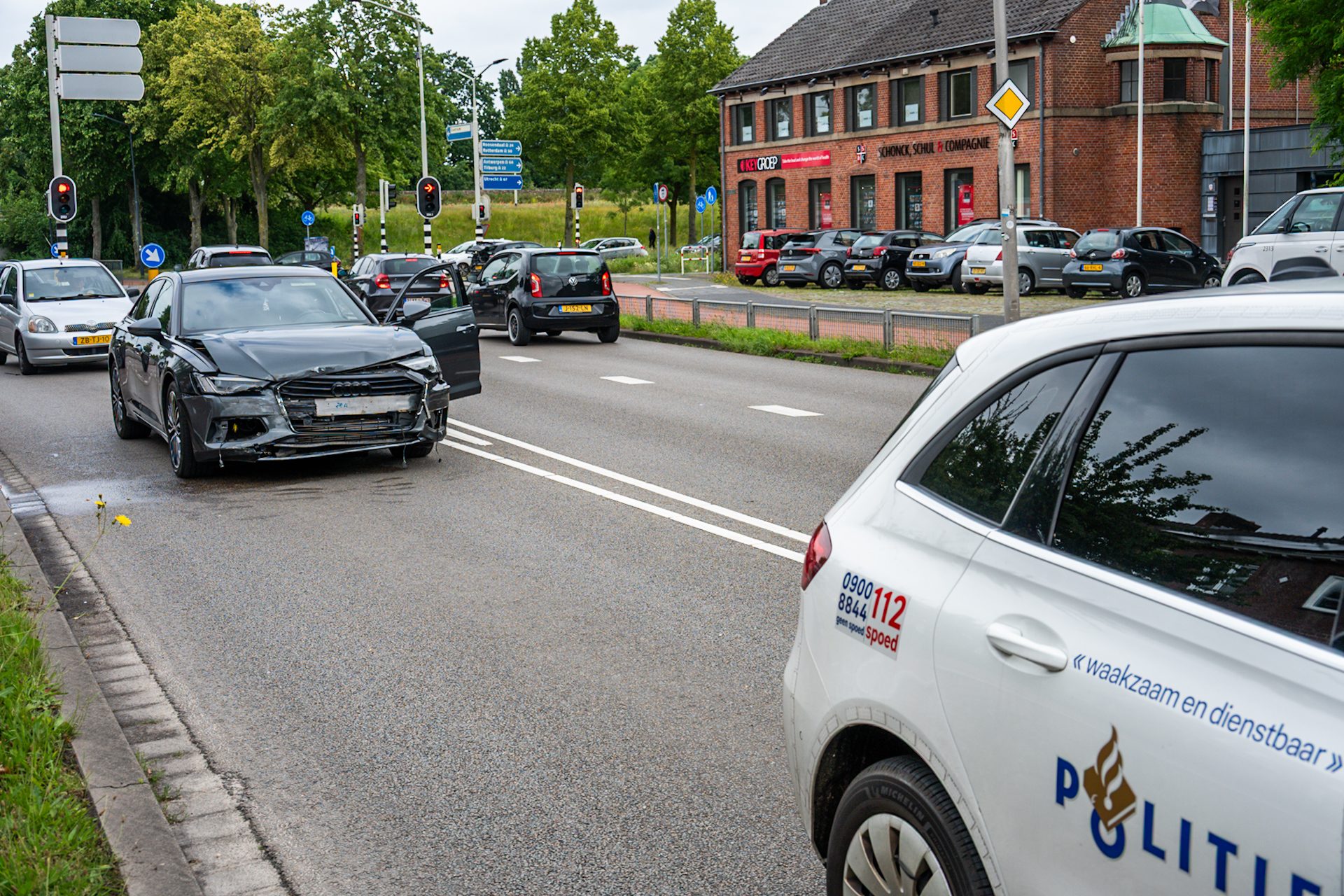 Automobilist meegenomen na botsing met stadsbus