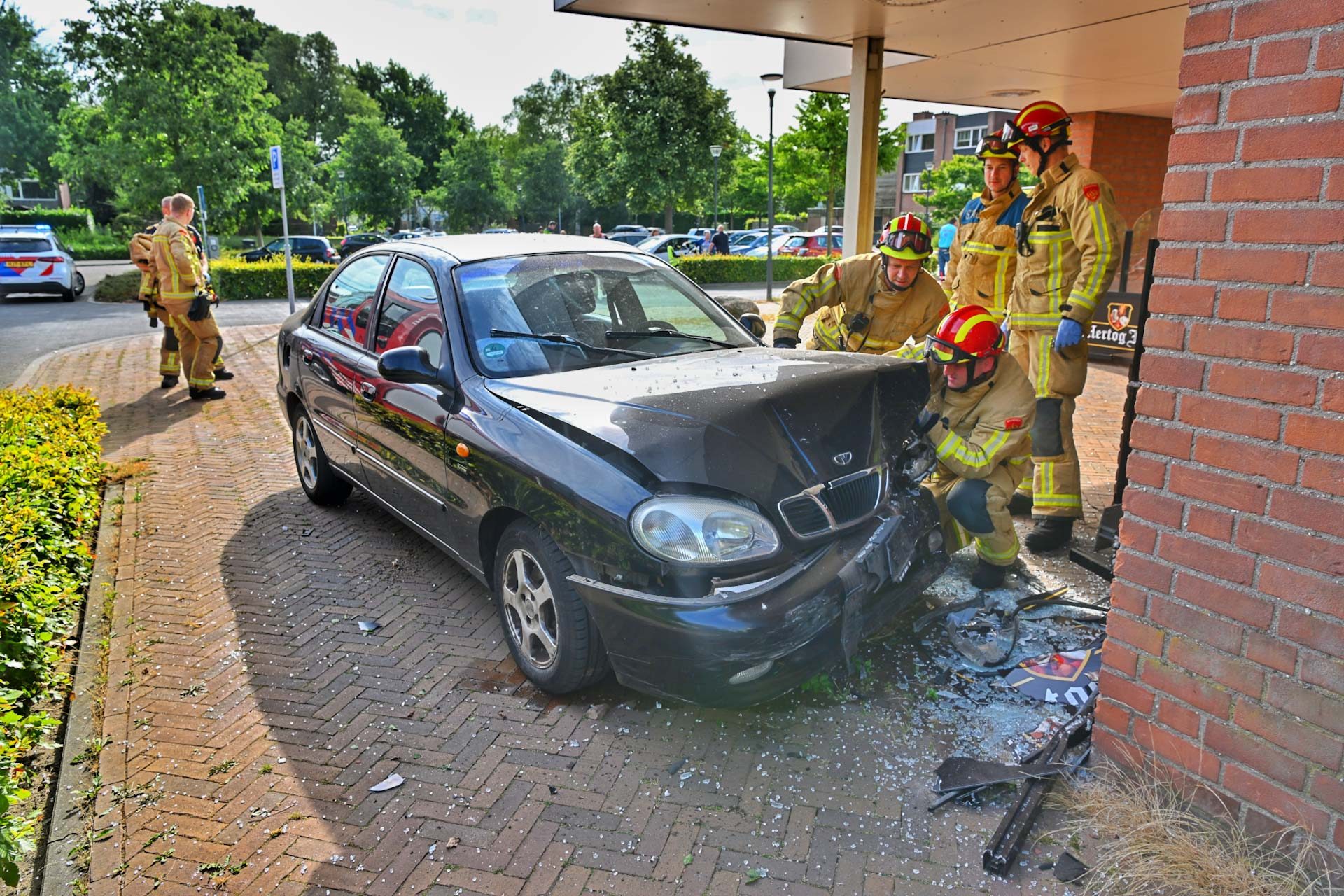 Bestuurder vermoedelijk onwel, meerdere voertuigen en pand beschadigd