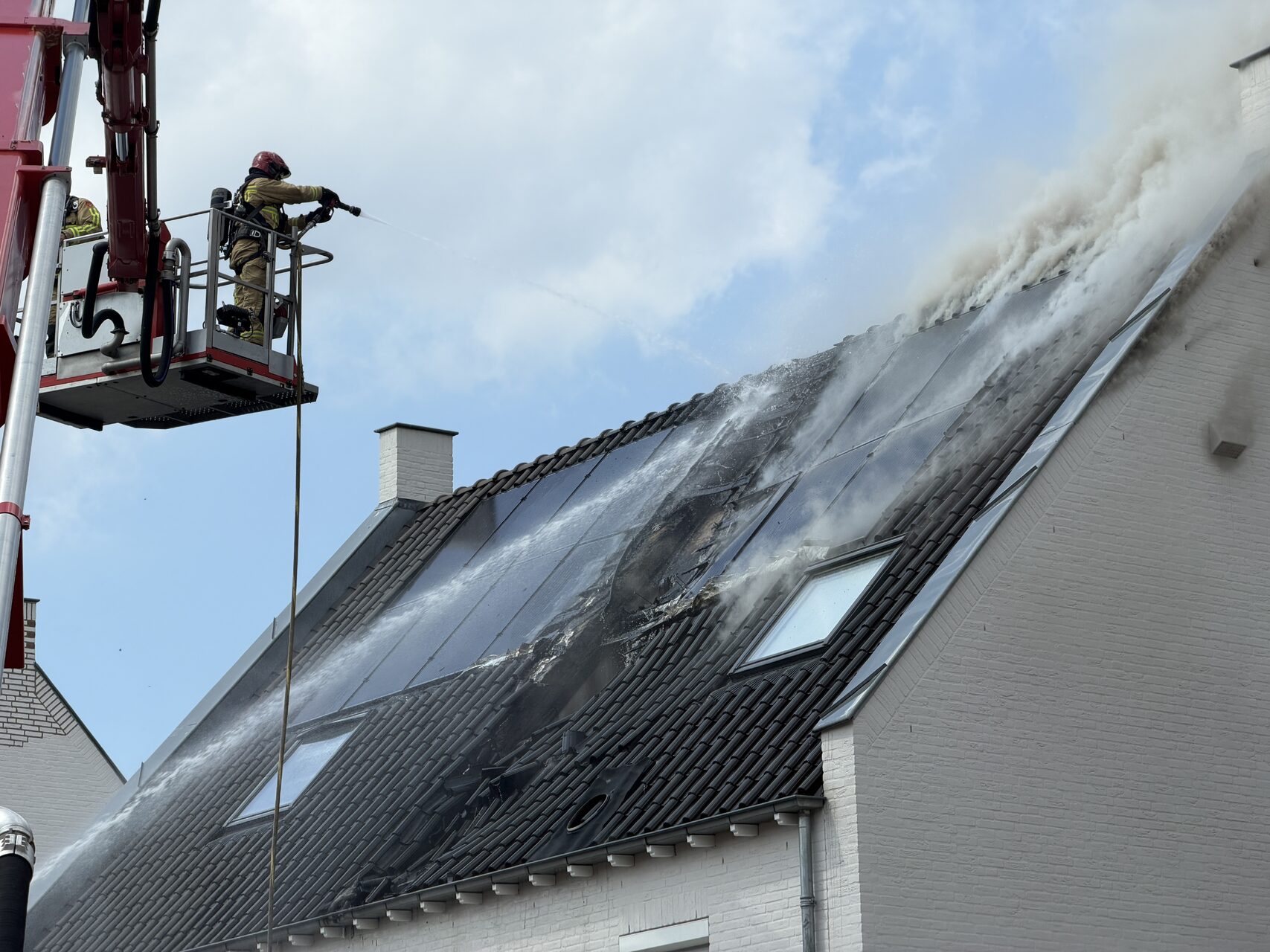 Brand uitgebroken onder zonnepanelen op woning in Helmond