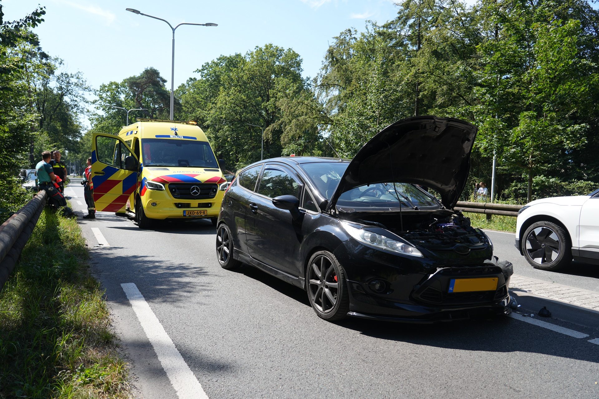 Twee voertuigen zwaar beschadigd na botsing
