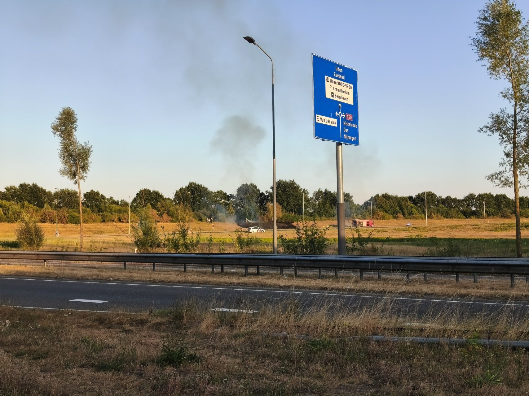 Berm aan beide zijden van afrit in brand