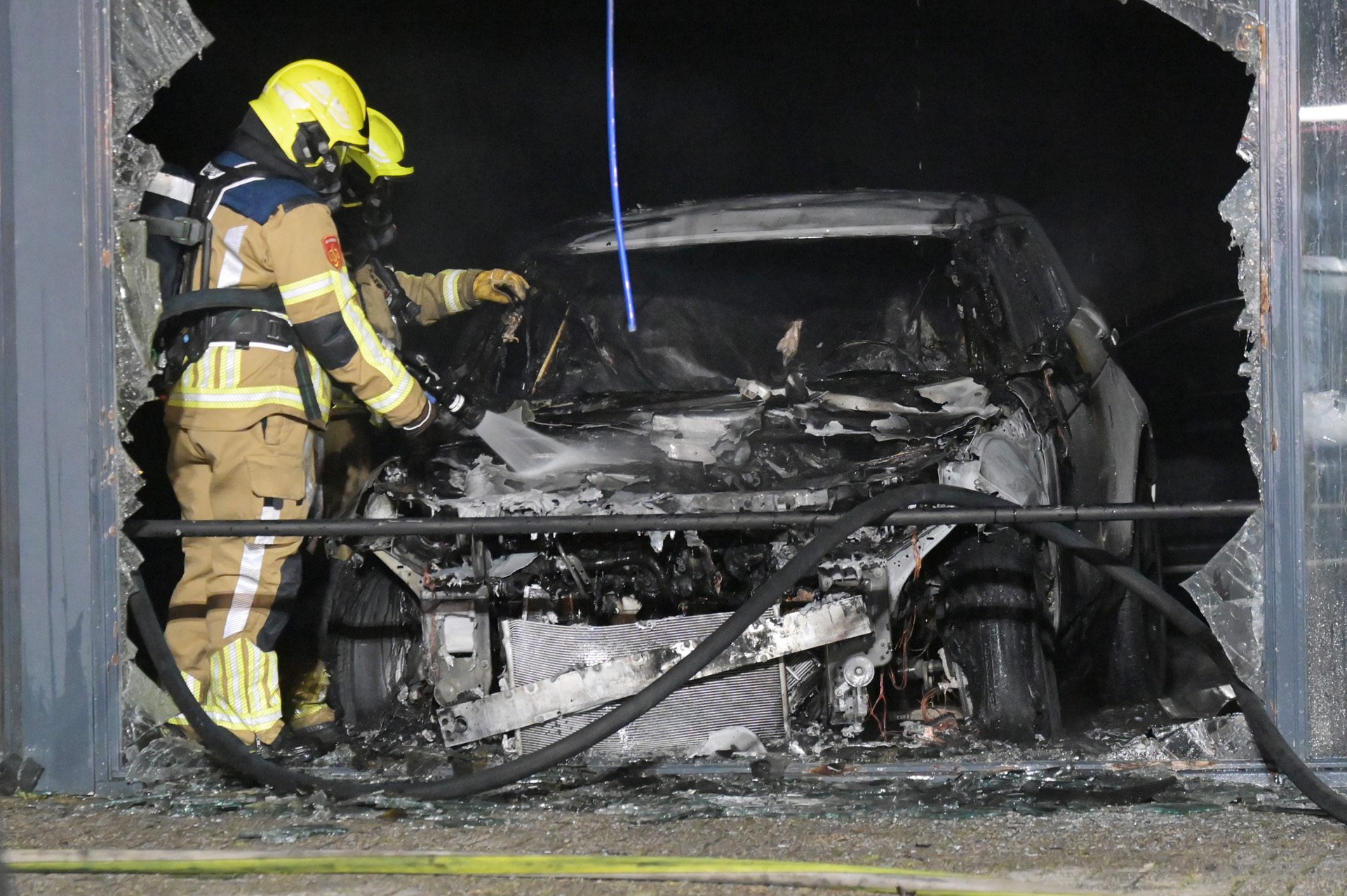 Auto vliegt in brand in showroom van autobedrijf in Etten-Leur
