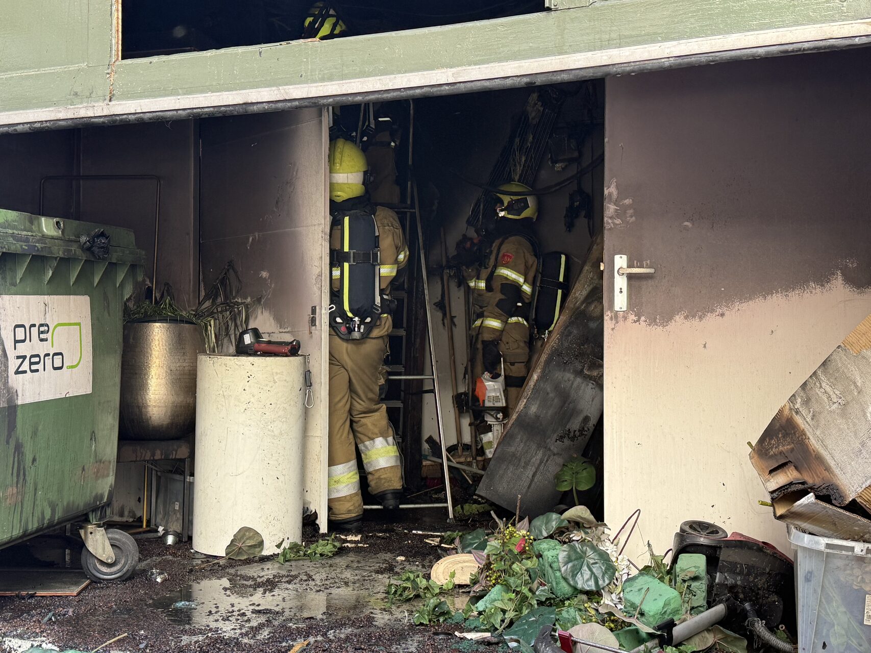 Brand in modewinkelmagazijn zorgt voor ontruiming appartementen