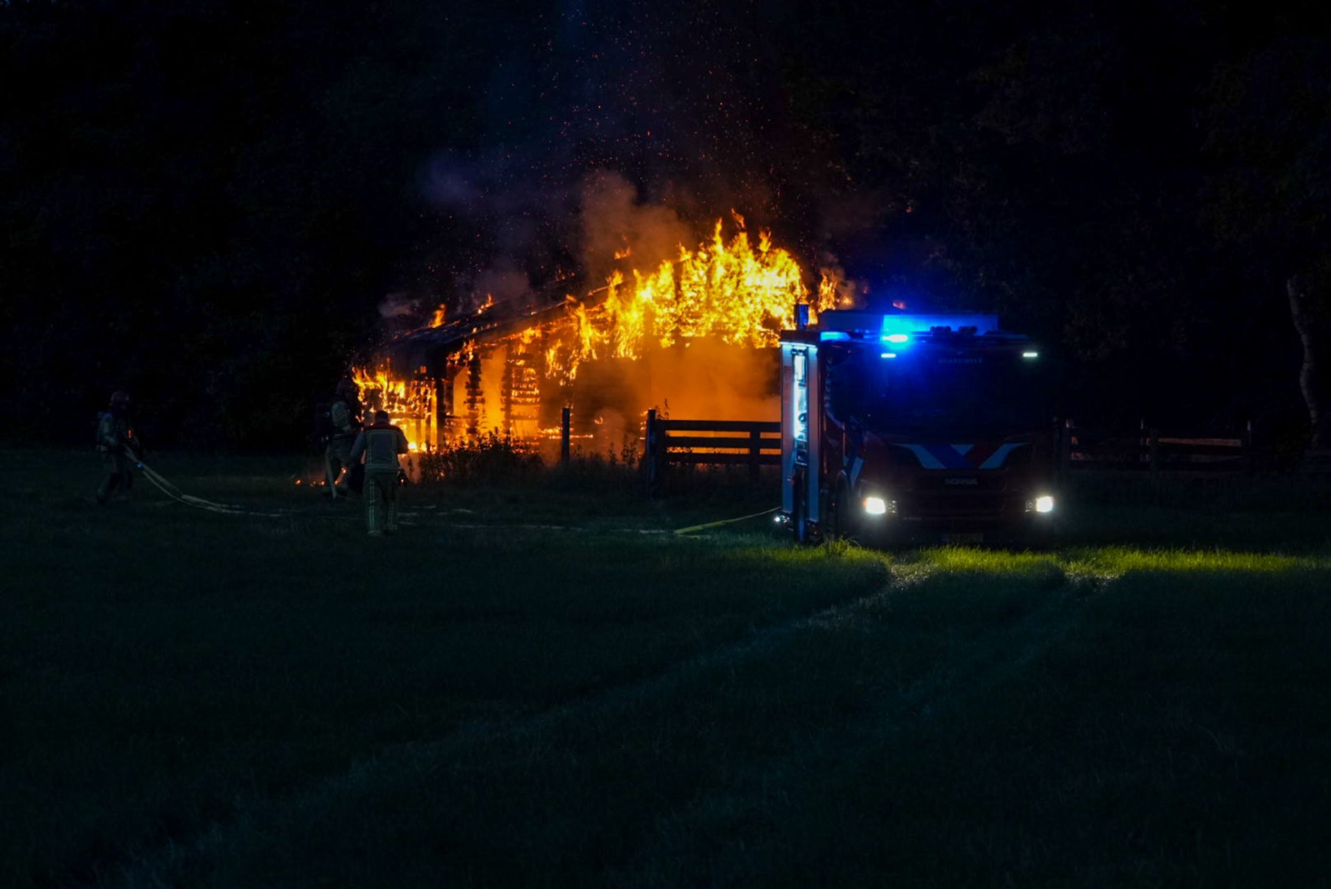Stal volledig verwoest door brand aan de rand van Helmond