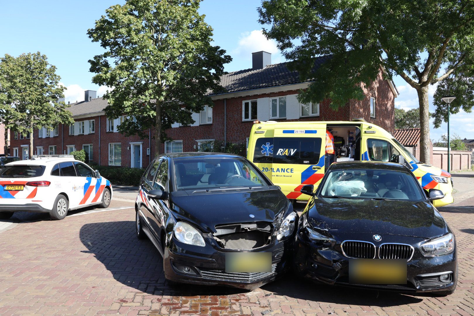 Twee auto’s zwaar beschadigd bij botsing