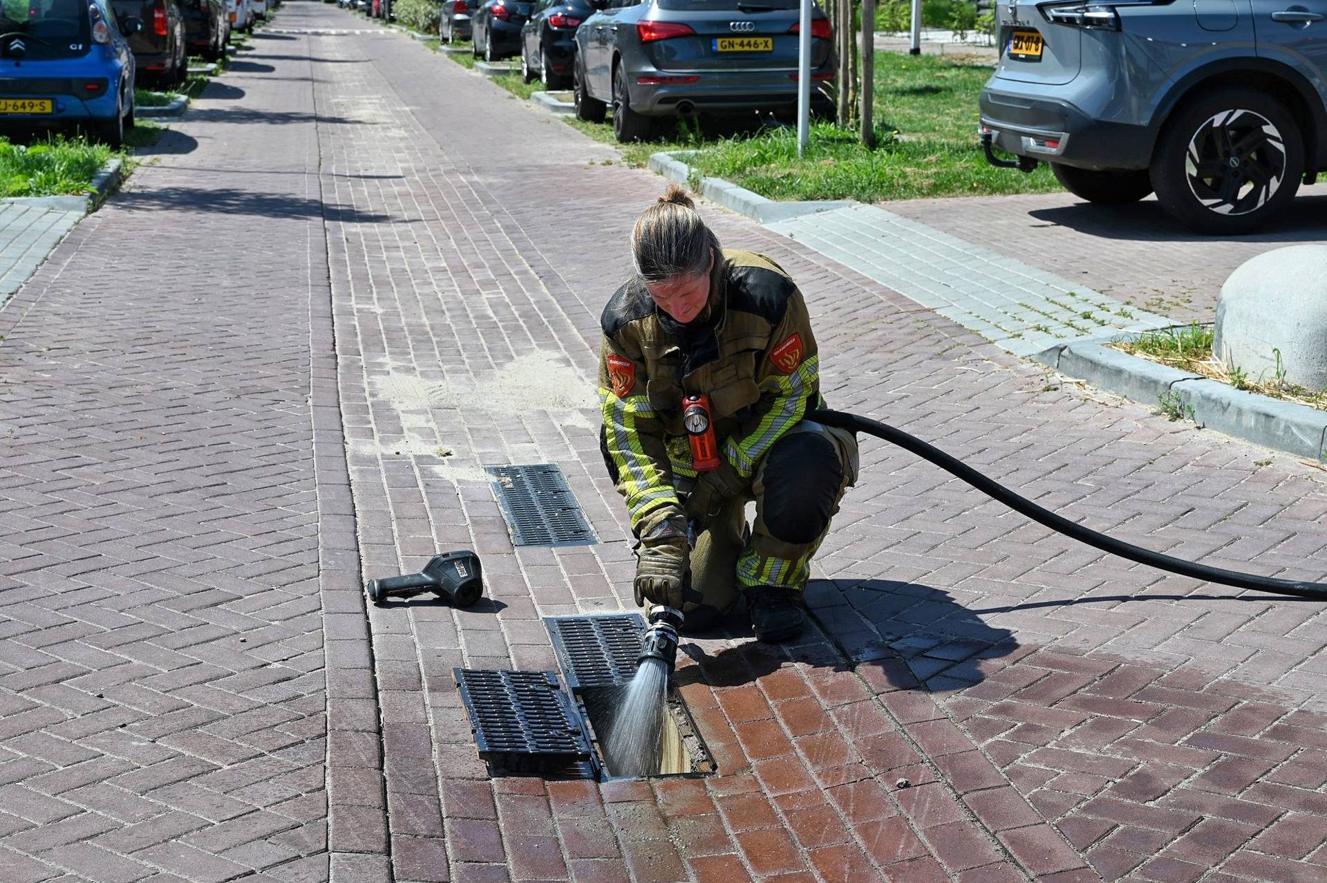 Brandweer redt kat uit afvoerbuis