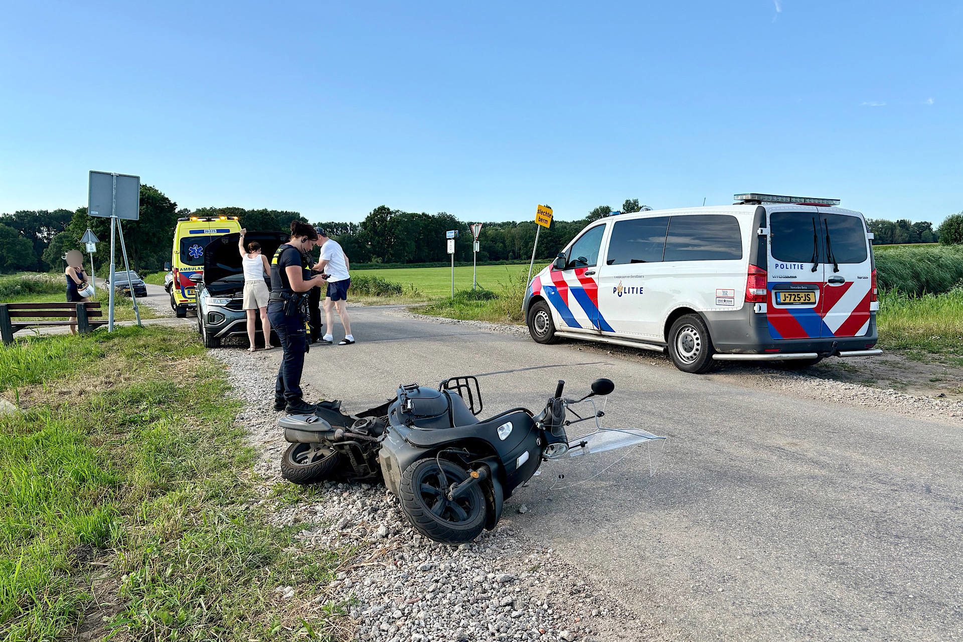 Scooterrijdster gewond na aanrijding met auto