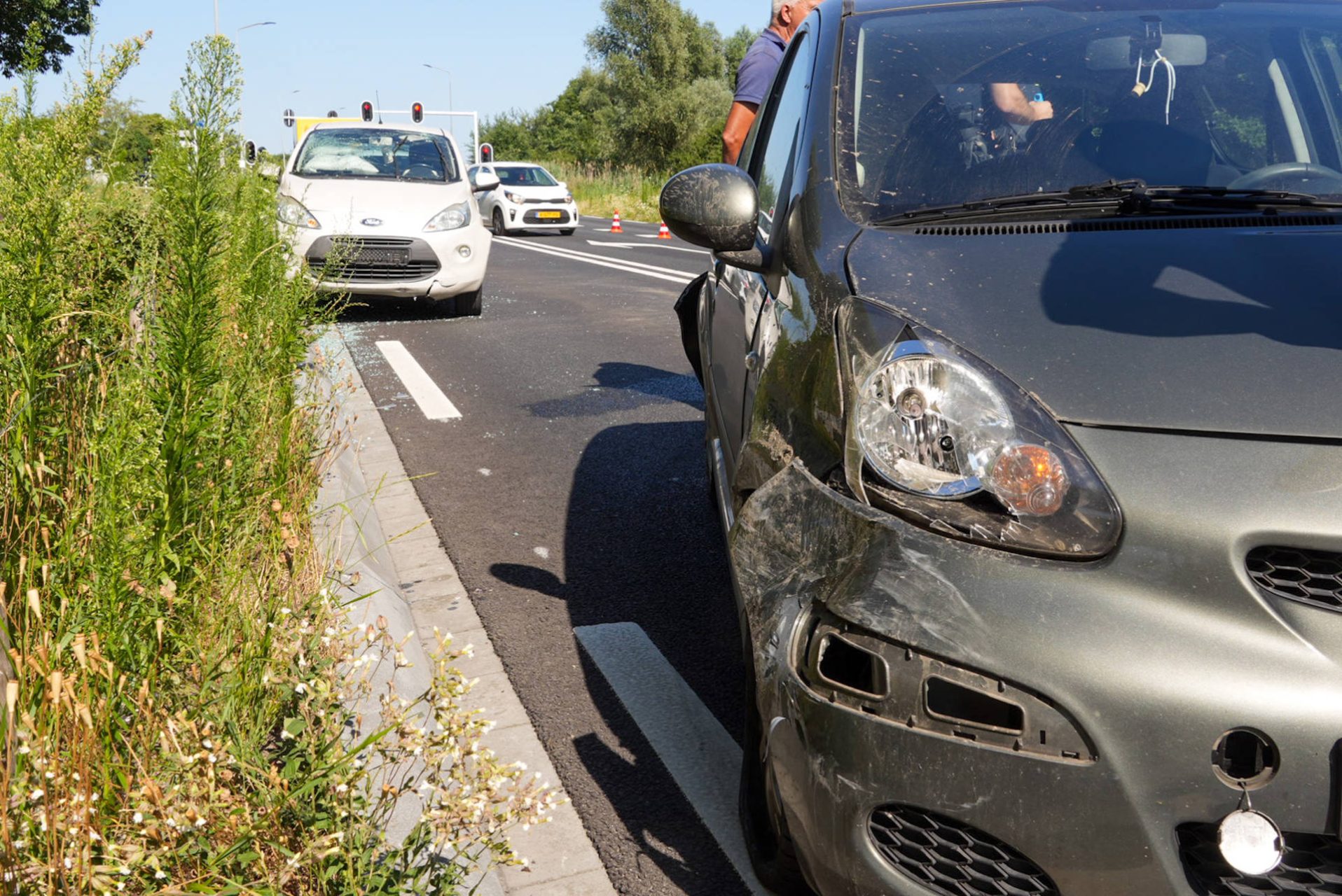 Vluchtende bestuurder raast over fietspad en ramt geparkeerde motor