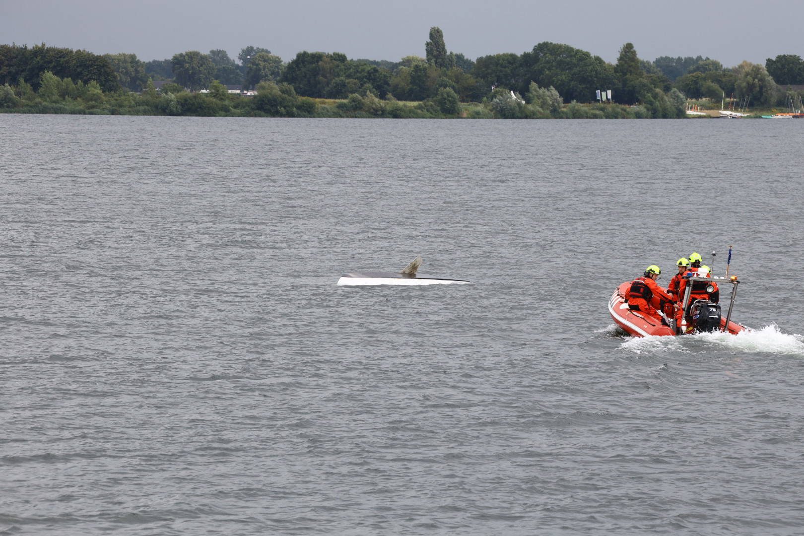 Zeilboot slaat om op recreatieplas