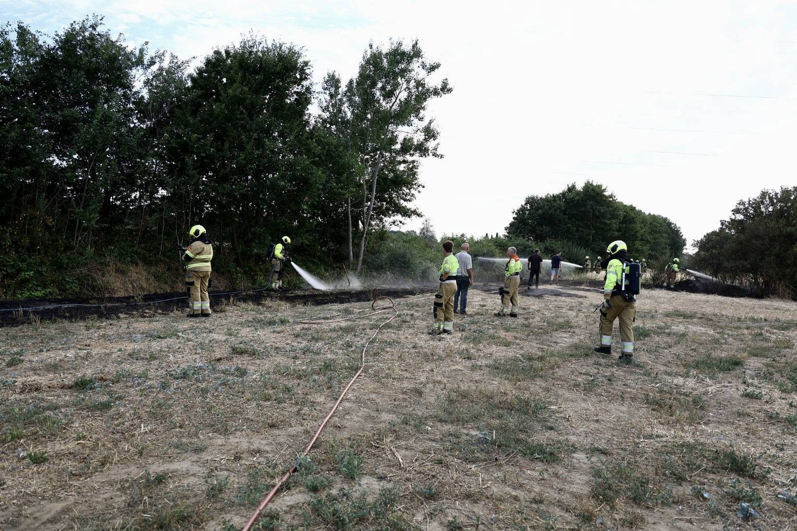 Groot stuk akker in brand na vermoedelijke kwajongensstreken