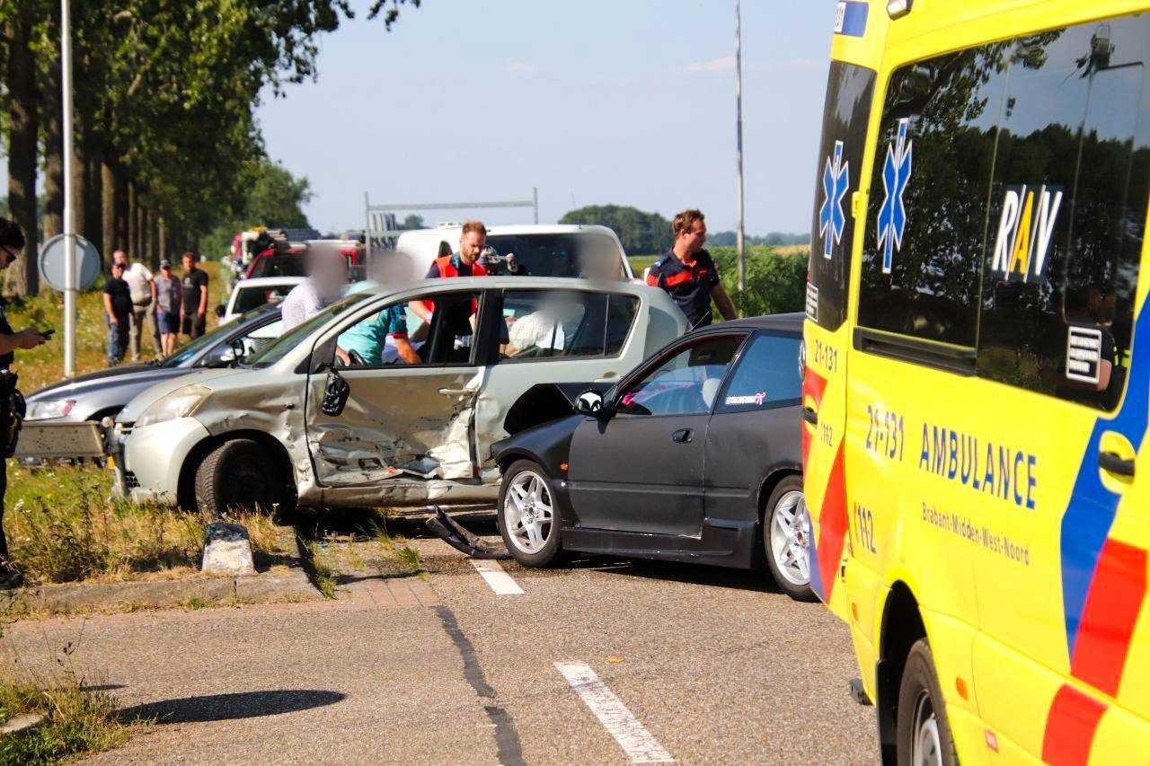 Twee auto’s hard op elkaar gebotst
