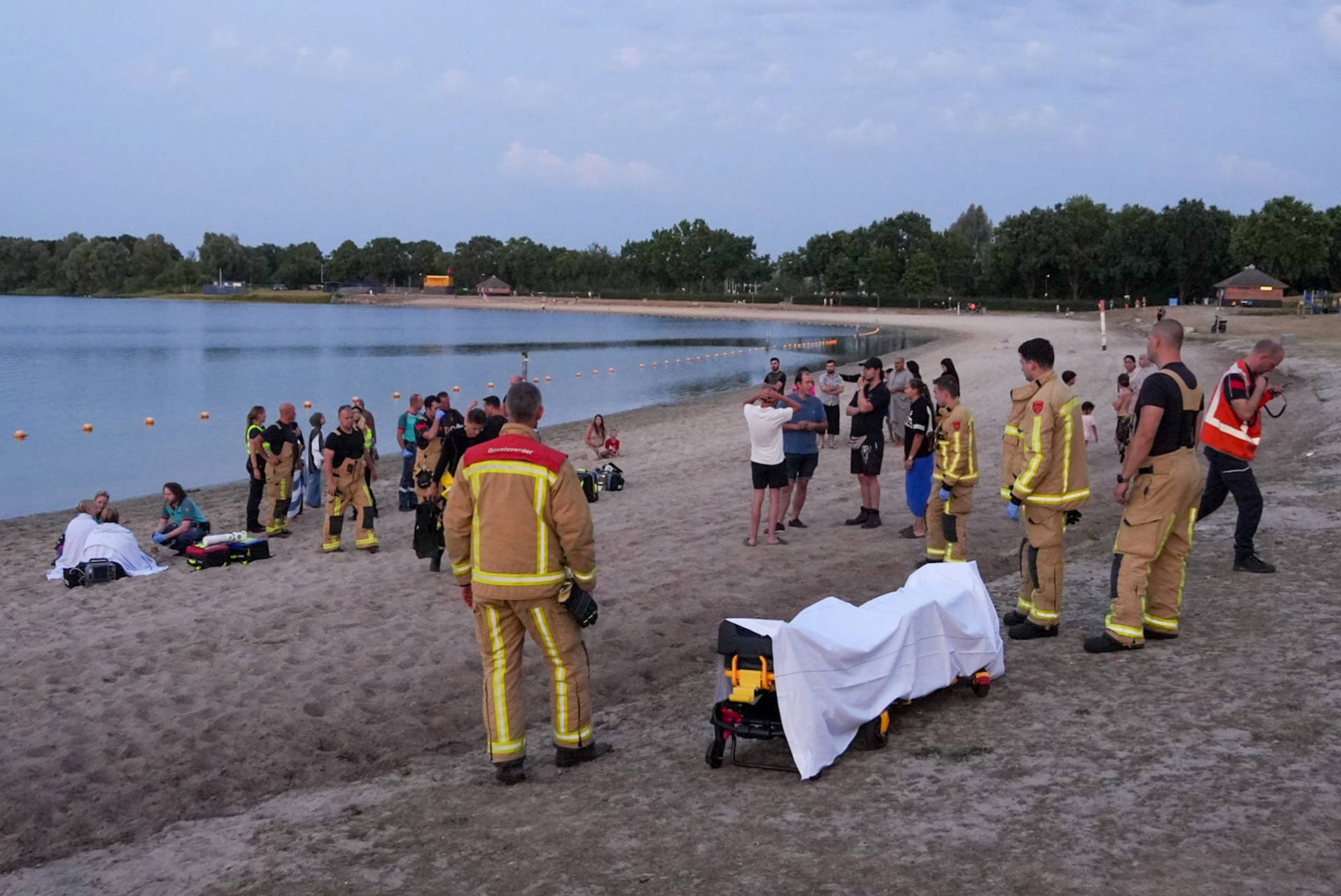 Twee meisjes redden man uit water