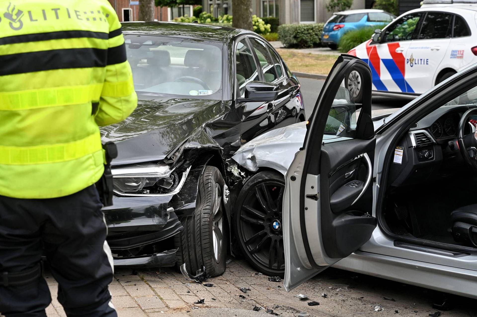 Man wijkt plots af van rijbaan en knalt vol op geparkeerde auto