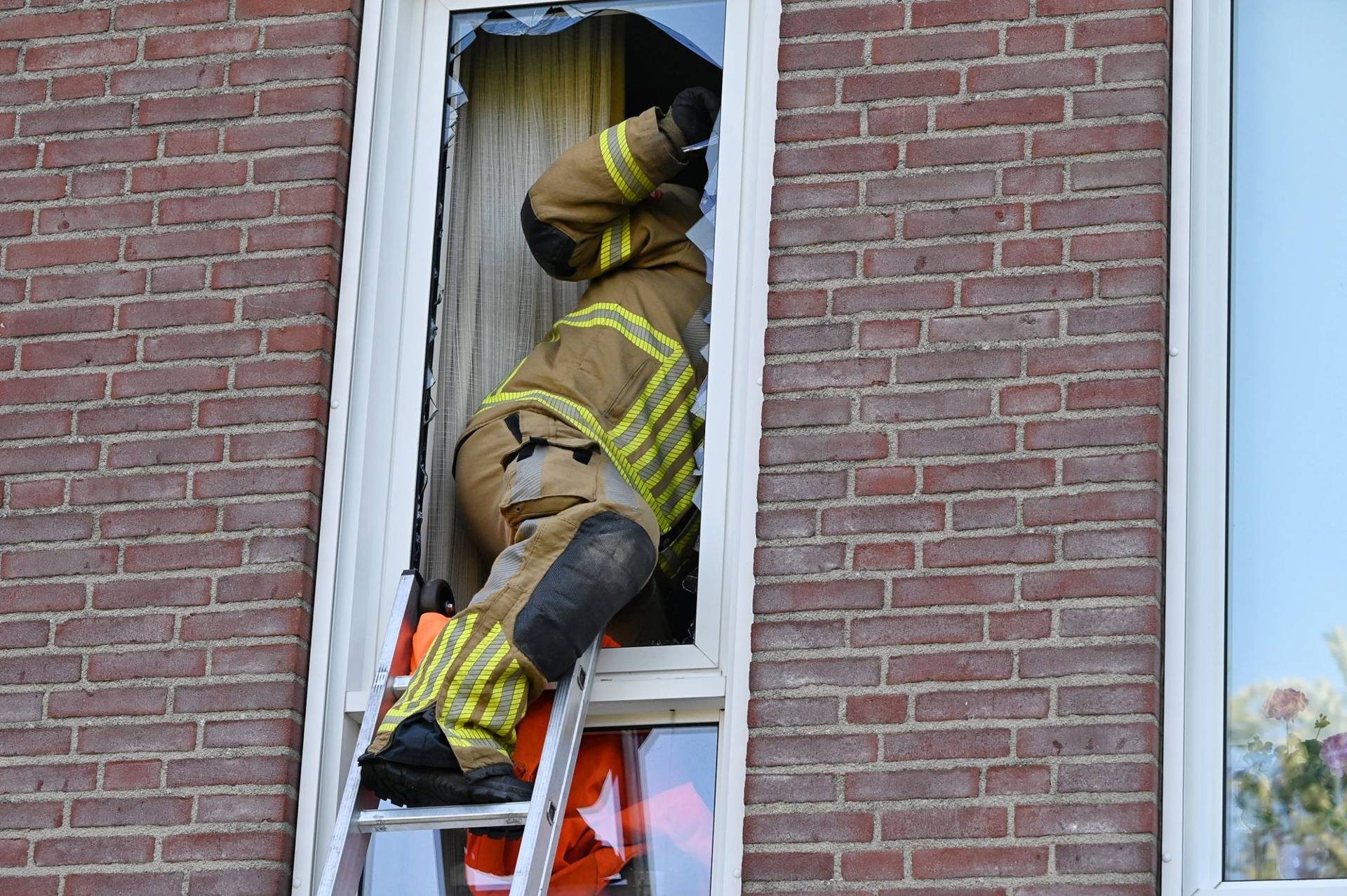 Gevallen vrouw blokkeert eigen deur; brandweer klimt via raam naar binnen