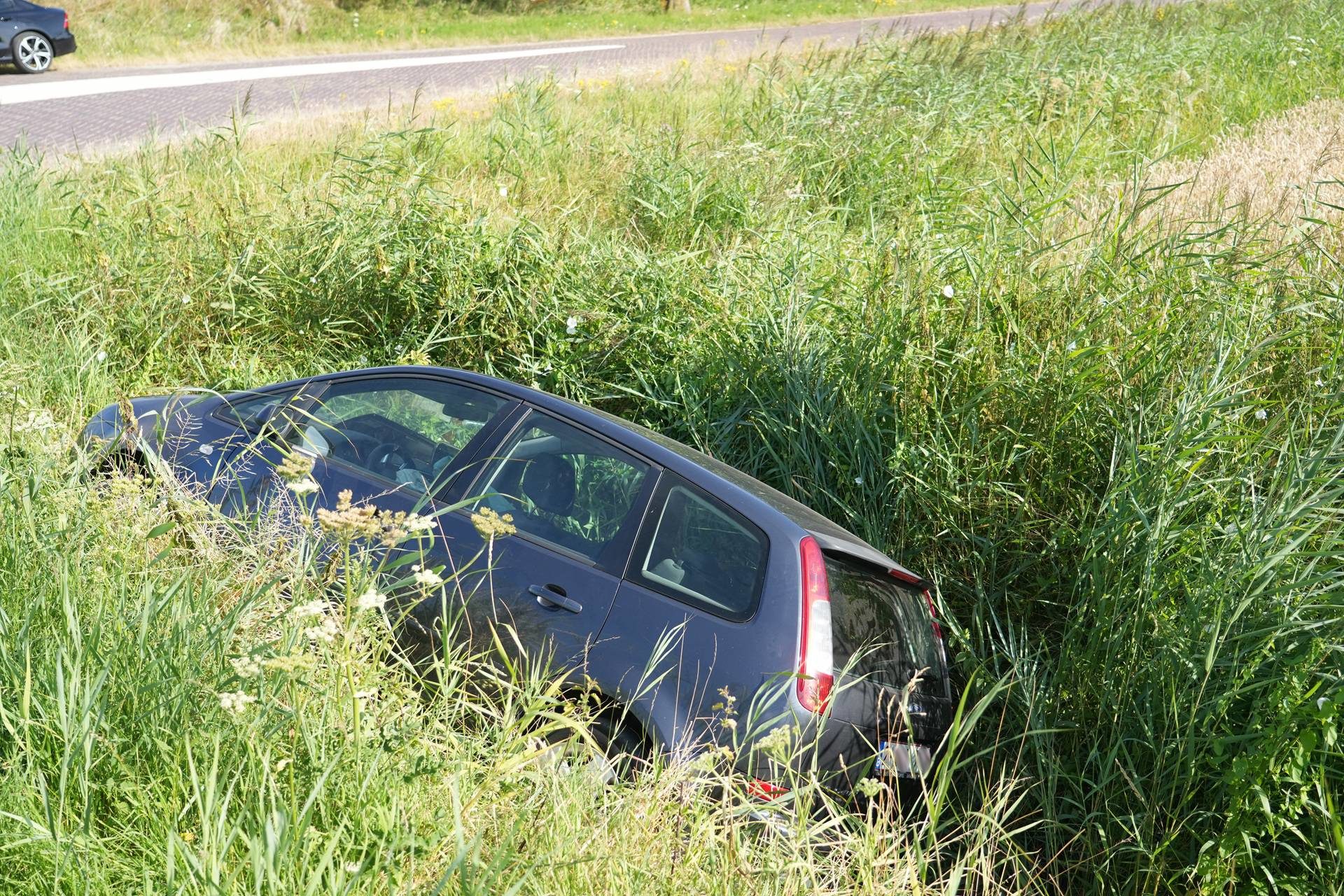 Automobilist verdwijnt nadat auto in sloot terecht komt