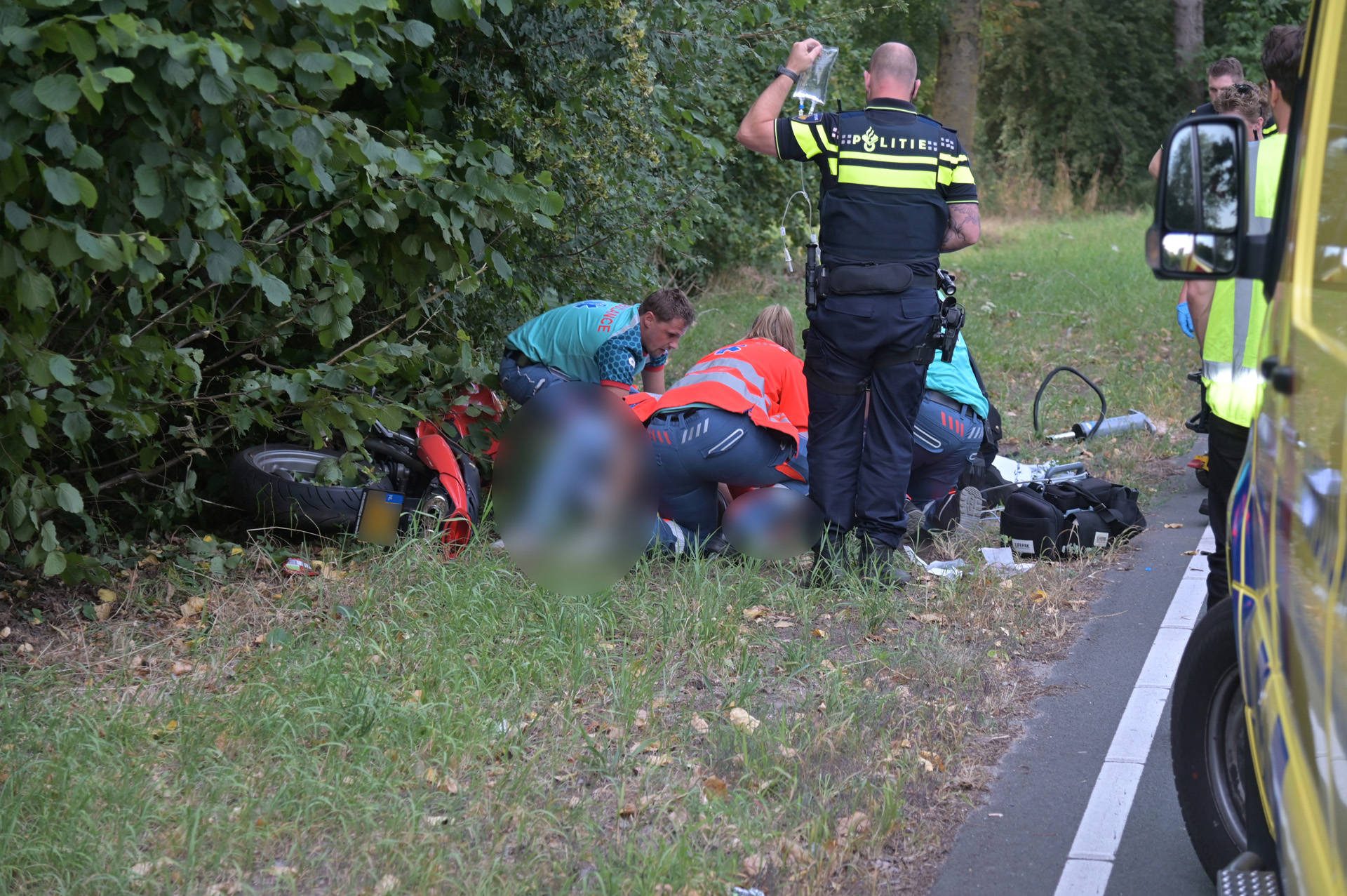 Motor belandt tegen boom na crash
