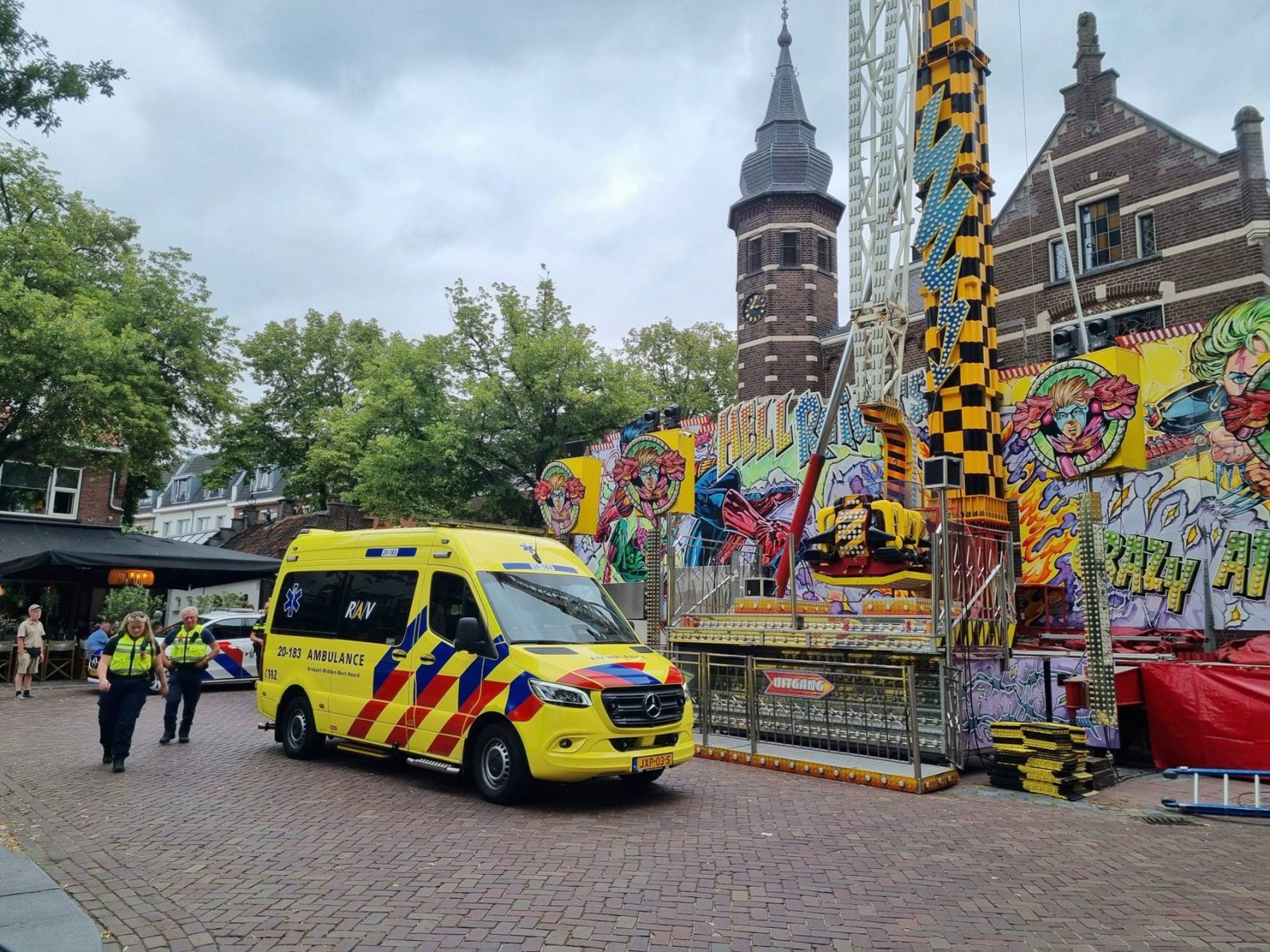 Man raakt gewond bij opbouw attractie voor oud gemeentehuis