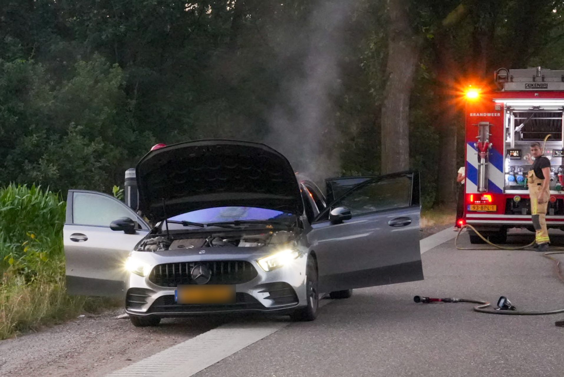 Auto vliegt tijdens het rijden in brand in Deurne