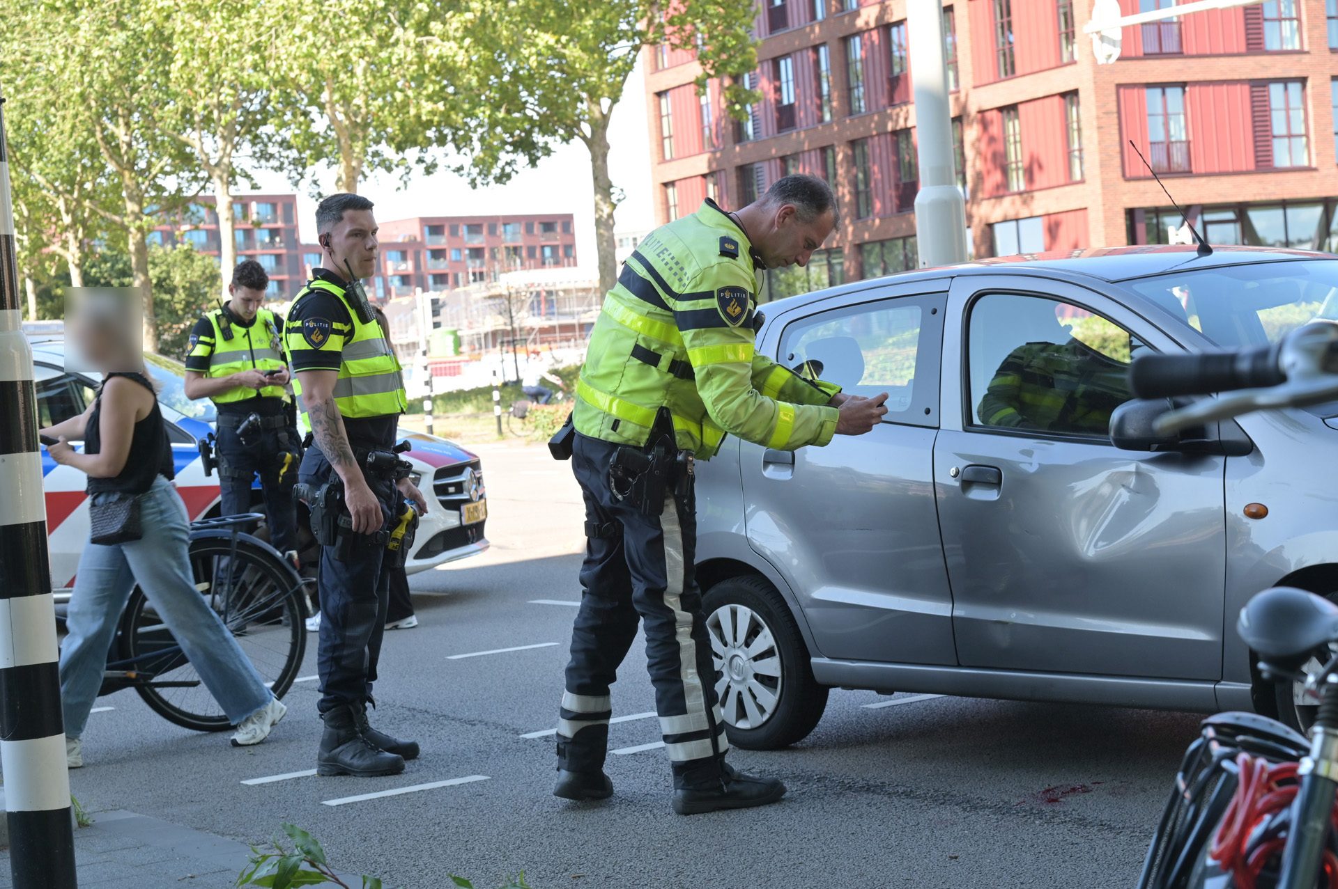 Fietser gewond na aanrijding op kruising in Breda