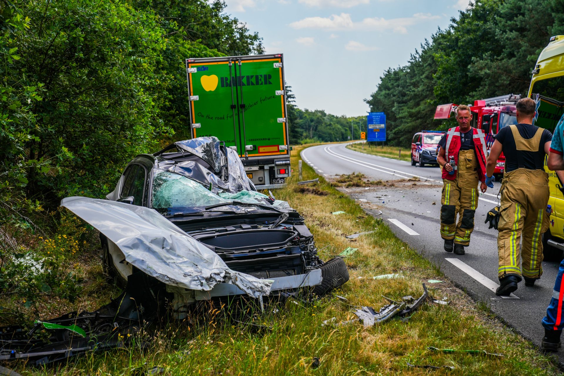 Man overleden na frontale botsing met vrachtwagen in Helmond