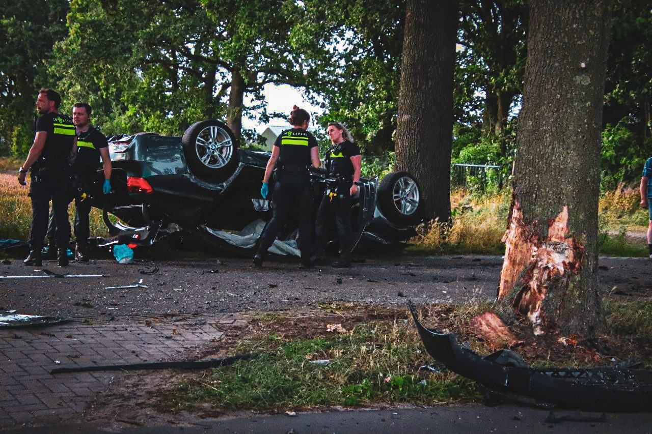 Auto op dak na botsing tegen boom in Wilbertoord