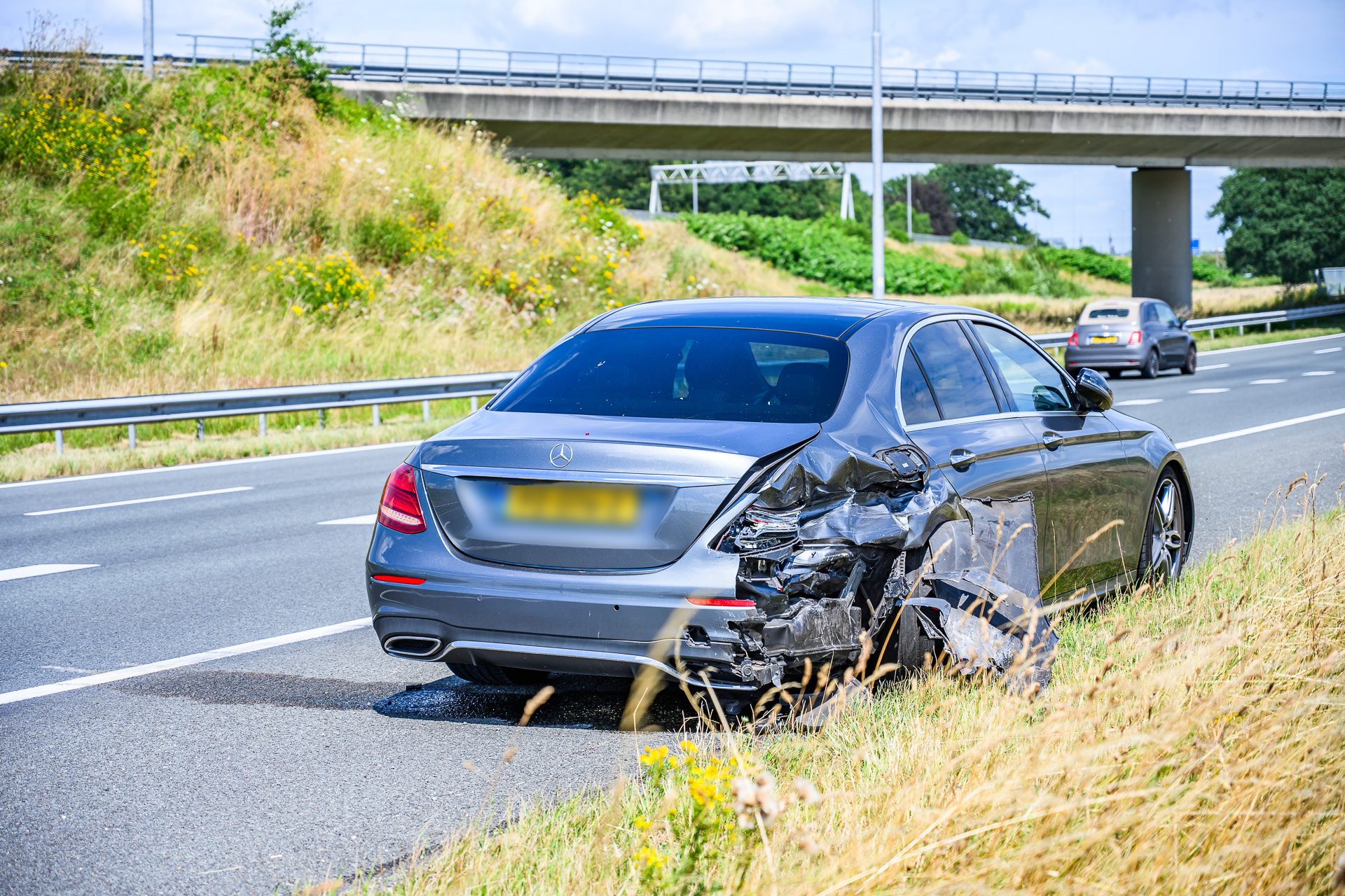Twee auto's botsen op verbindingslus op de A58 in Breda